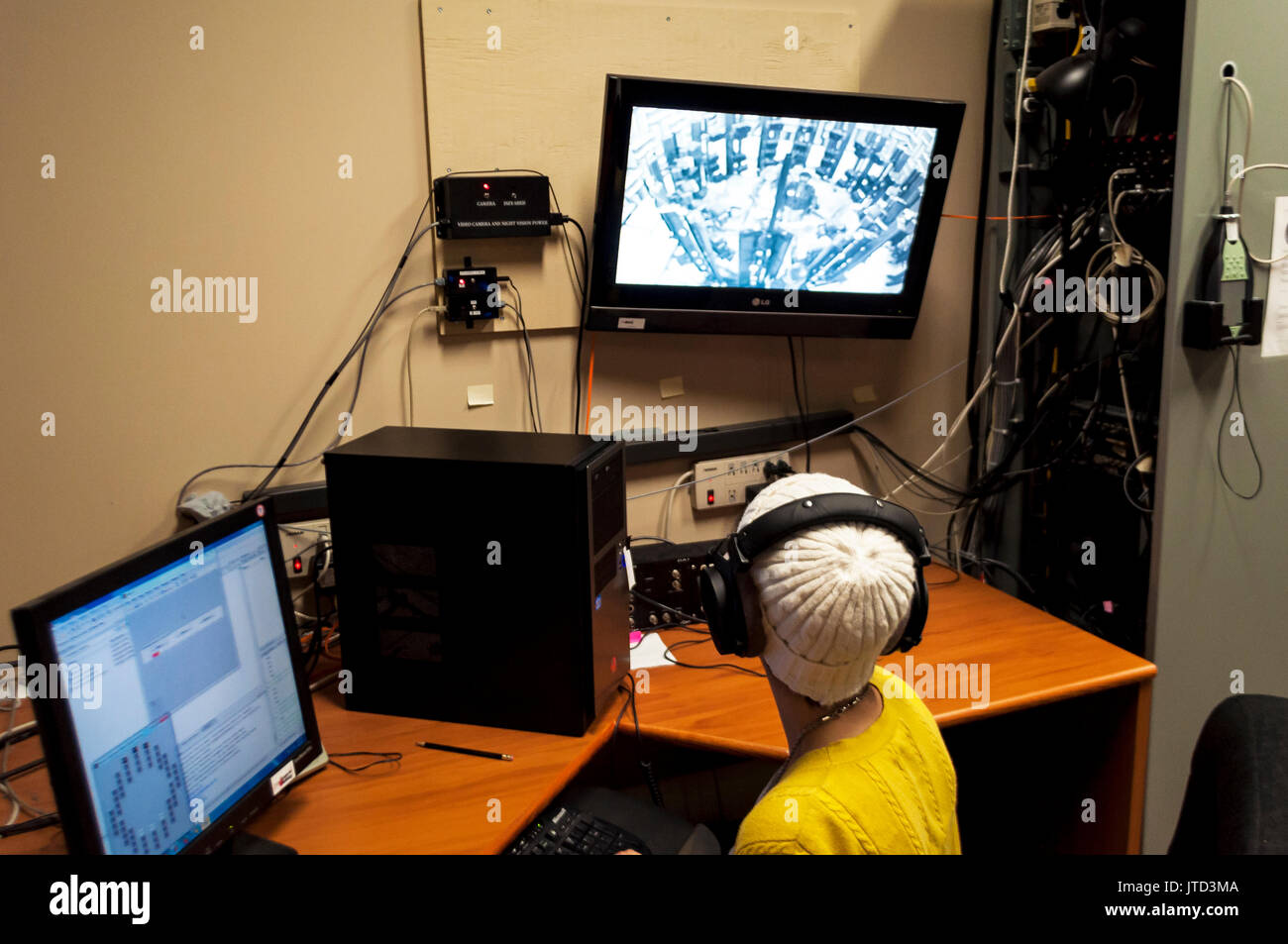 Ein Techniker überwacht die audio-visuelle Rückmeldung in der Audiologie lab, Ontario, Kanada Stockfoto