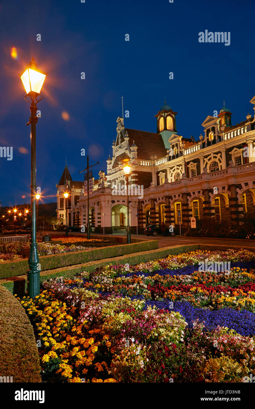 Blumengarten und historischen Bahnhof bei Nacht, Dunedin, Südinsel, Neuseeland Stockfoto