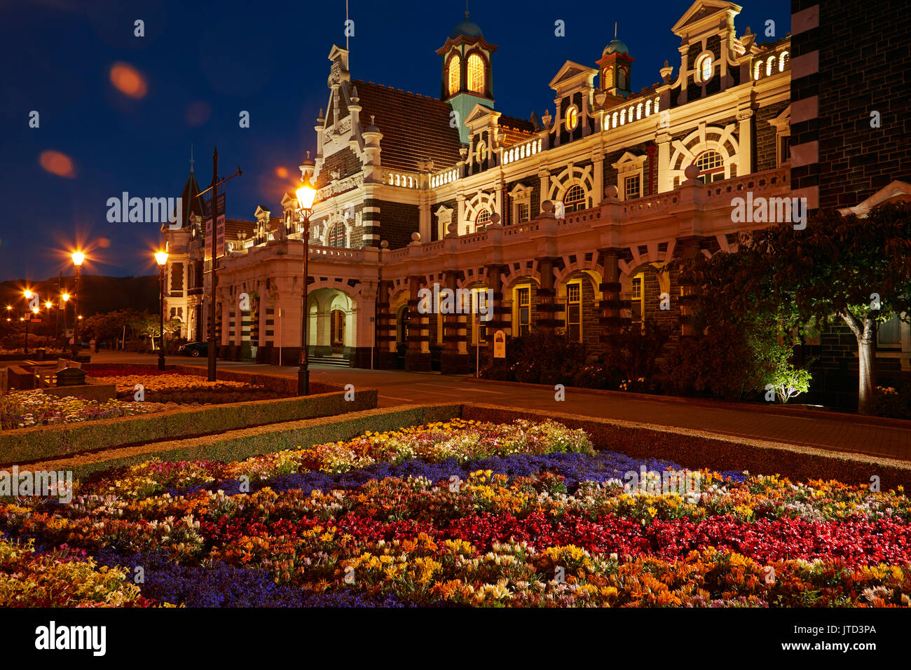 Blumengarten und historischen Bahnhof bei Nacht, Dunedin, Südinsel, Neuseeland Stockfoto