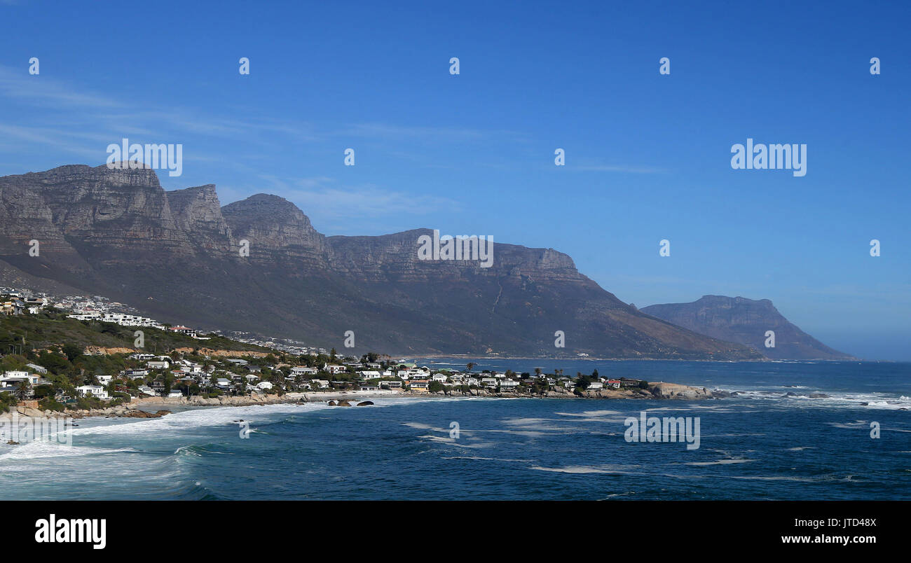 Ein Blick auf Camps Bay und die Bergkette der Zwölf Apostel in Kapstadt, Western Cape, Südafrika. Stockfoto