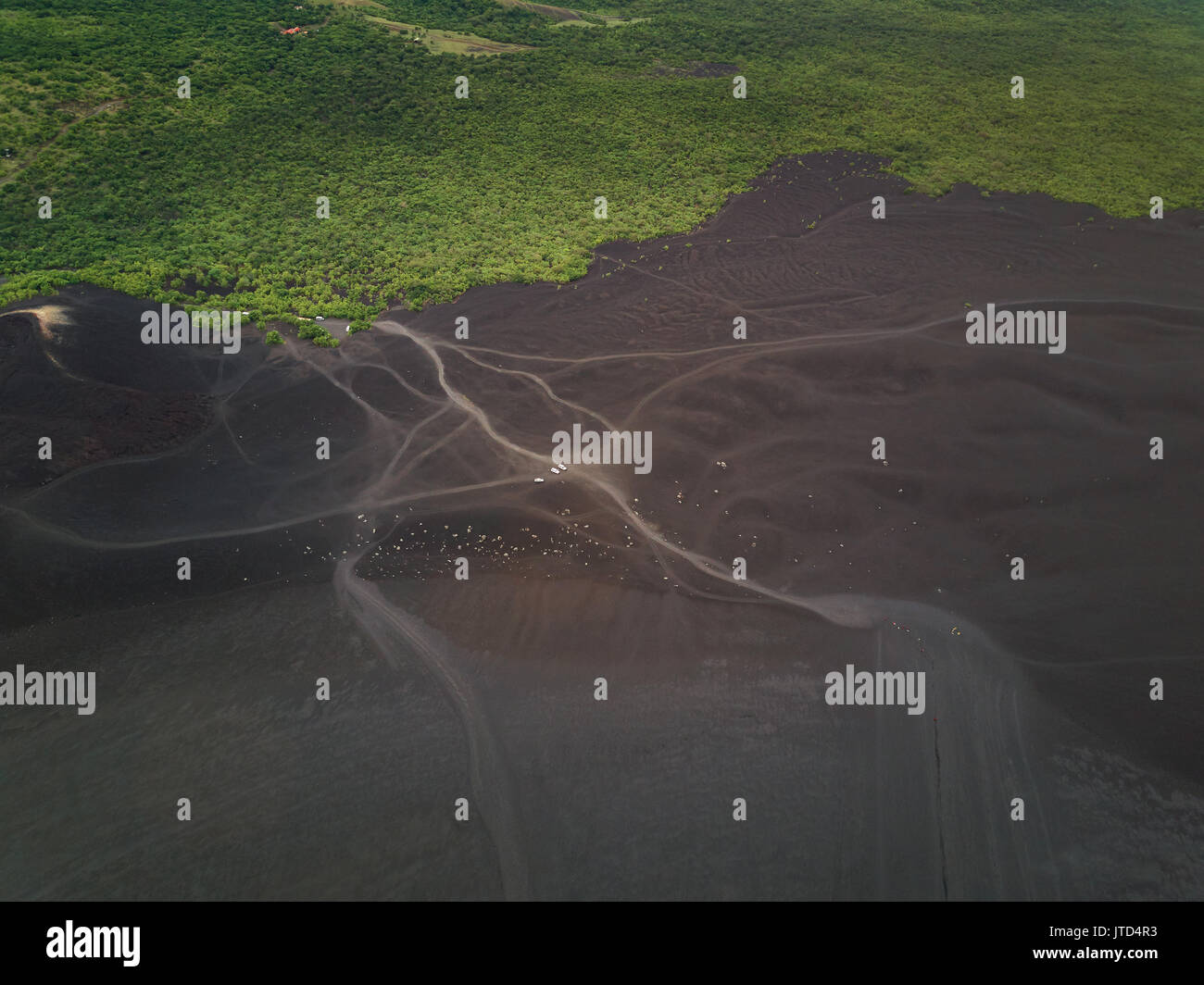 Vulkan Asche Luftaufnahme von Drone. Dunkle aktiven Vulkan Steine Stockfoto