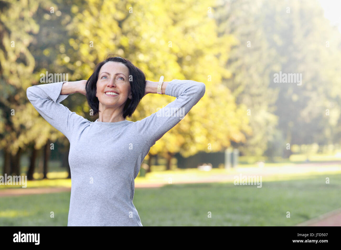 Portrait von reife Frau vor oder nach dem Joggen im Park. Attraktive, reife Frau halten fit und gesund suchen Stockfoto