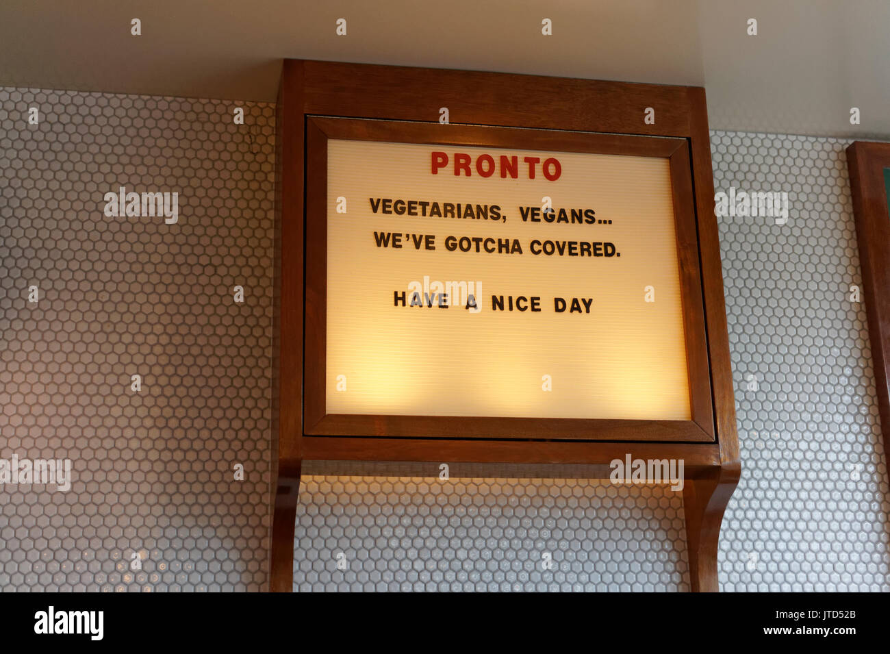 Zeichen für Vegetarier und Veganer in Pronto italienischen Restaurant in Cambie Dorf, Vancouver, BC, Kanada Stockfoto