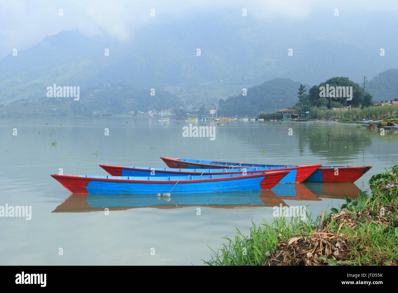 Pokhara/Nepal - September 2015: bunte Boote aus Holz am Phewa See, eine der wichtigsten Touristenattraktionen in Nepal. Stockfoto