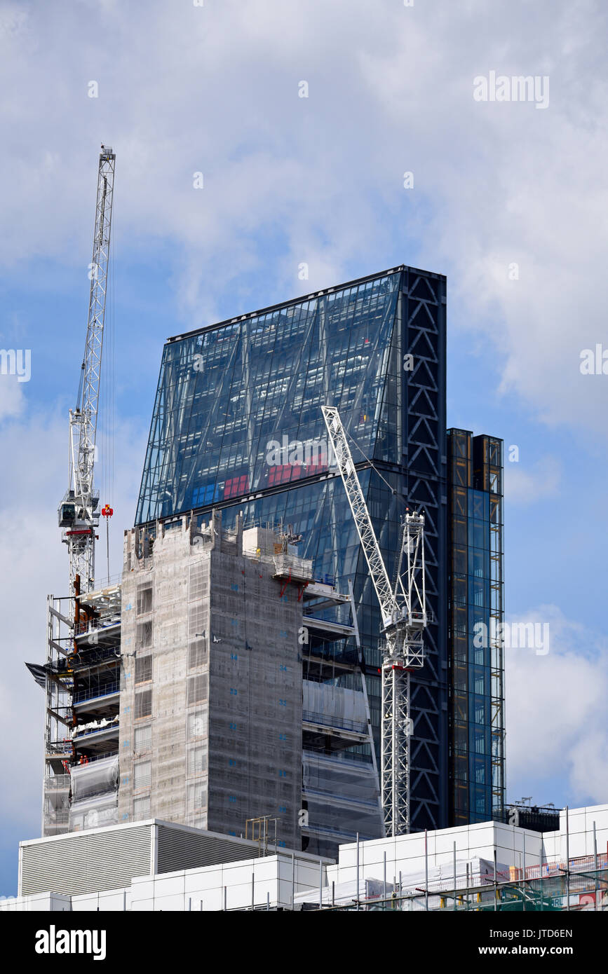 The Scalpel, 52 Lime Street, Baustelle bei Skanska vor dem Cheesegrater, 122 Leadenhall Street, London, Großbritannien. Turmdrehkrane Stockfoto