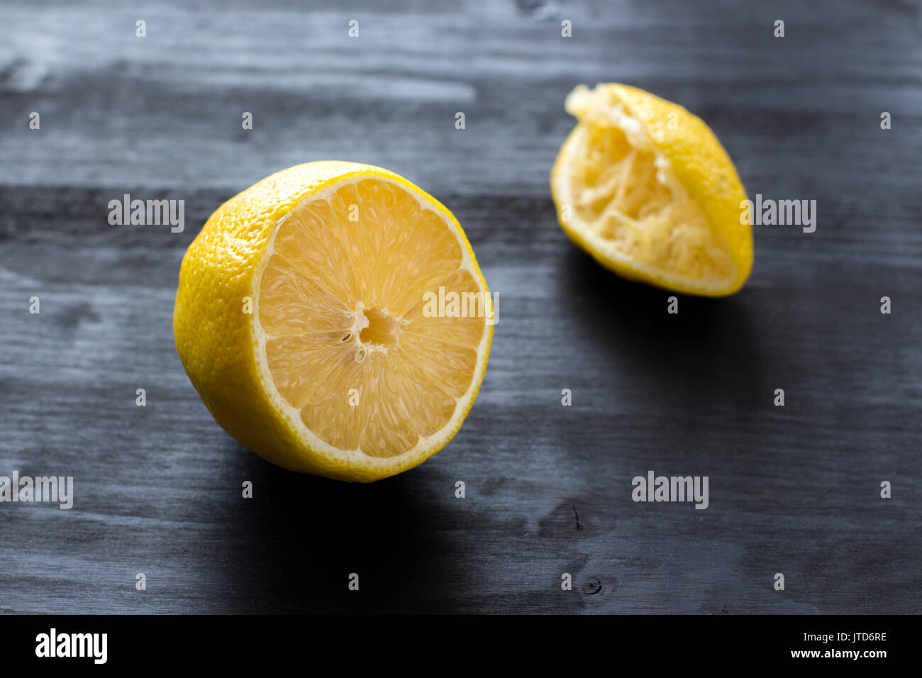 Zitrone halbieren, Blick nach Innen Stockfoto