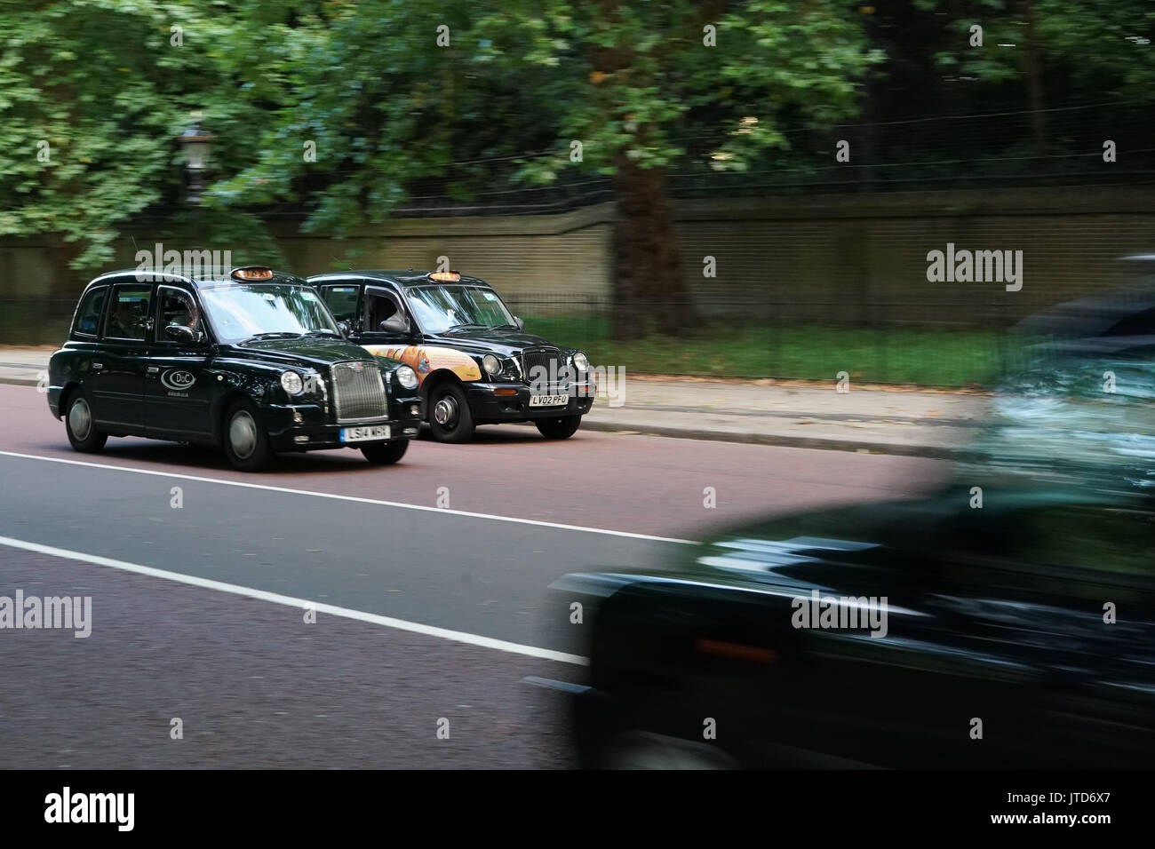 Blick auf die traditionellen schwarzen Taxis am Constitution Hill in der Nähe von Buckingham Palace in London, UK. Foto Datum: Donnerstag, 3. August 2017. Photo credit sollte r Stockfoto
