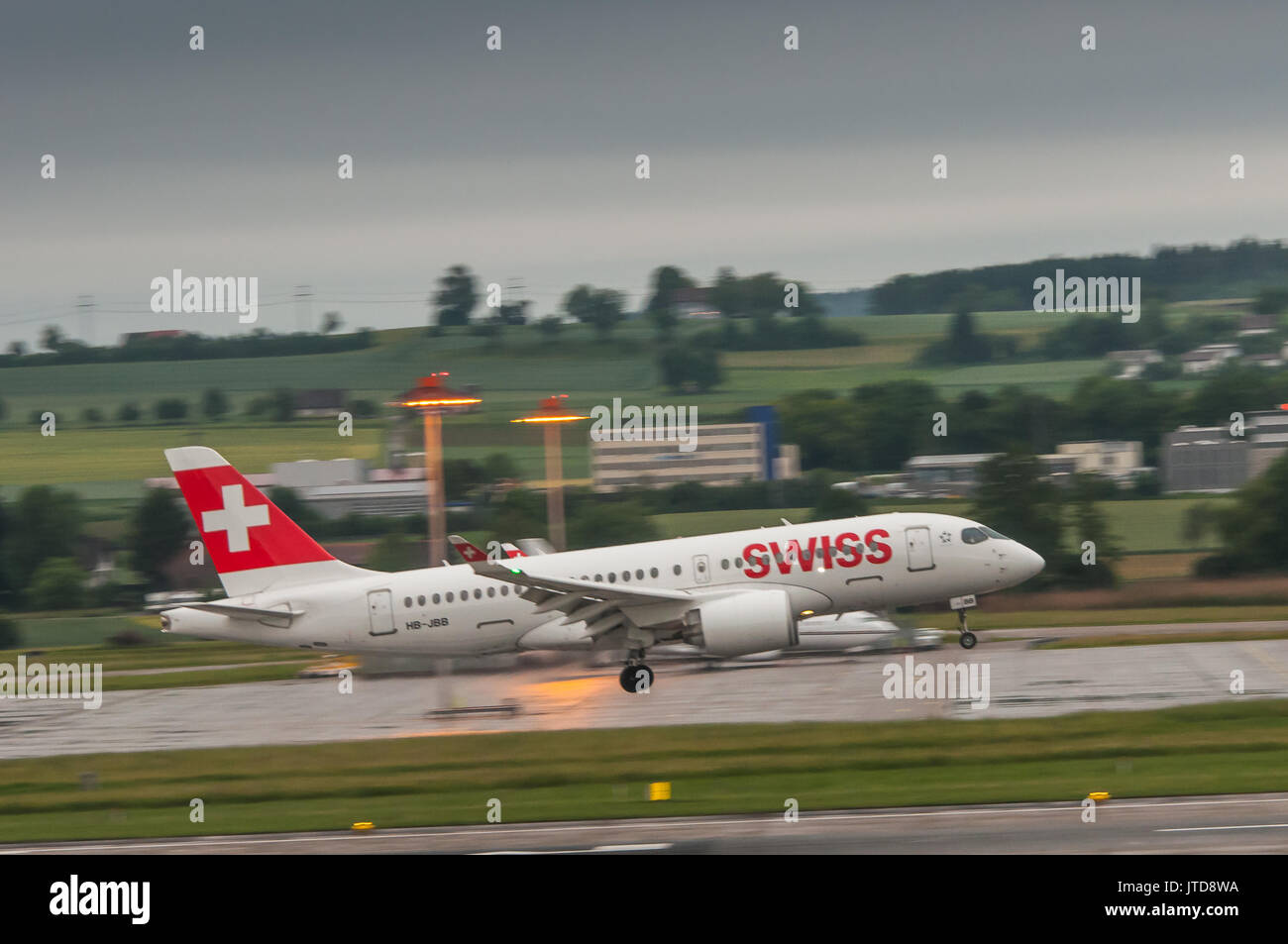 Swiss Airlines Flugzeug Landung in Zürich in den frühen Morgenstunden Stockfoto