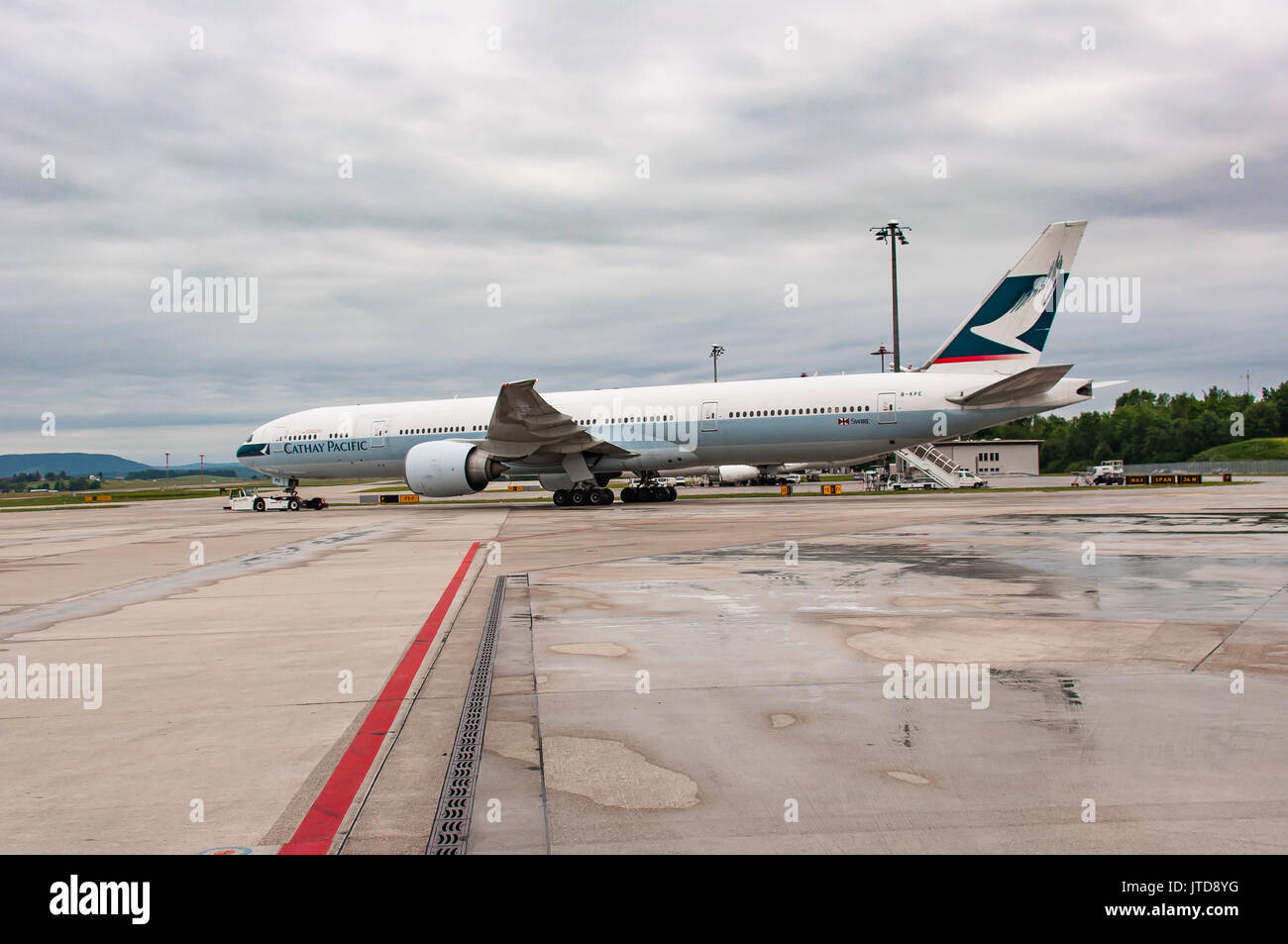 Cathay Pacific Boeing 777-367 er in Zürich aus Hongkong Stockfoto