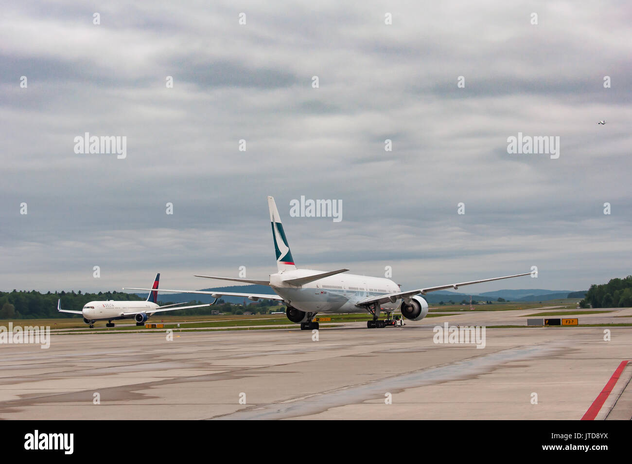 Cathay Pacific Boeing 777-367 er in Zürich aus Hongkong Stockfoto