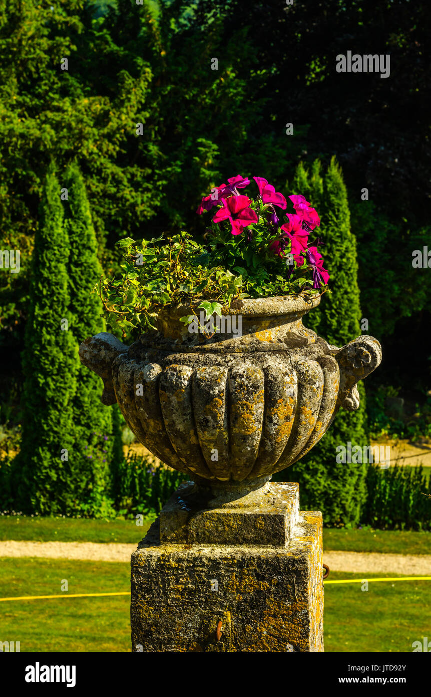 Konkrete Blumentöpfe im Garten auf einem Podest stilisierten Antiken, ein Ort der Ruhe, praktische Urban, Blumentopf Stockfoto