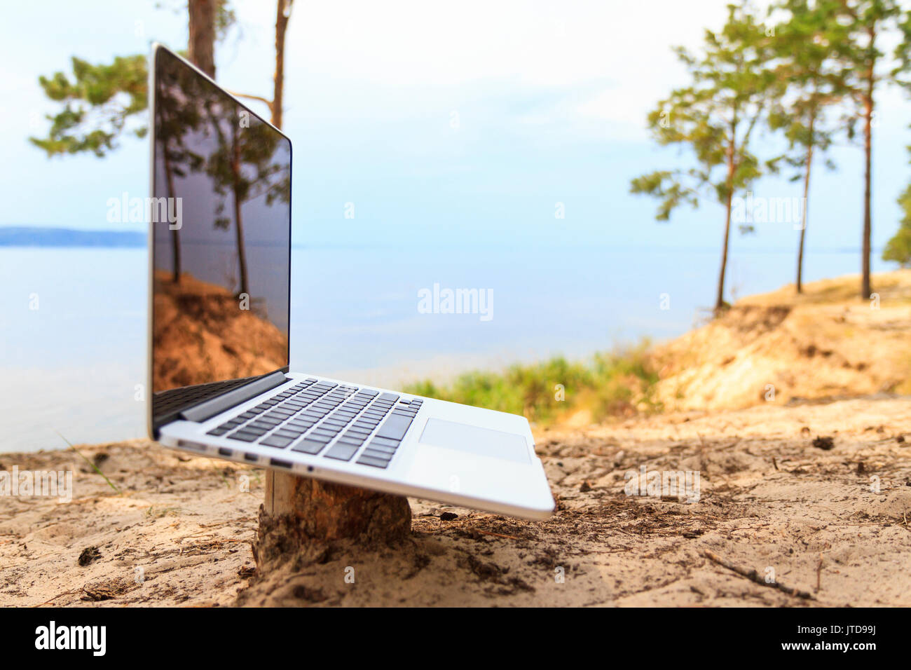 Computer für die Arbeit in der Natur, Technik Stockfoto