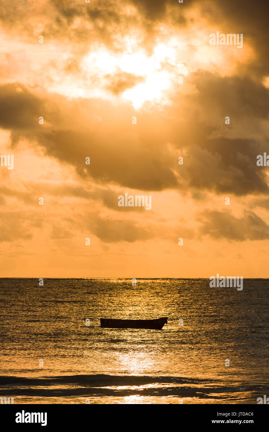 Dhow Boot in der frühen Morgensonne Silhouette durch Wolken über dem Indischen Ozean Diani, Kenia Stockfoto