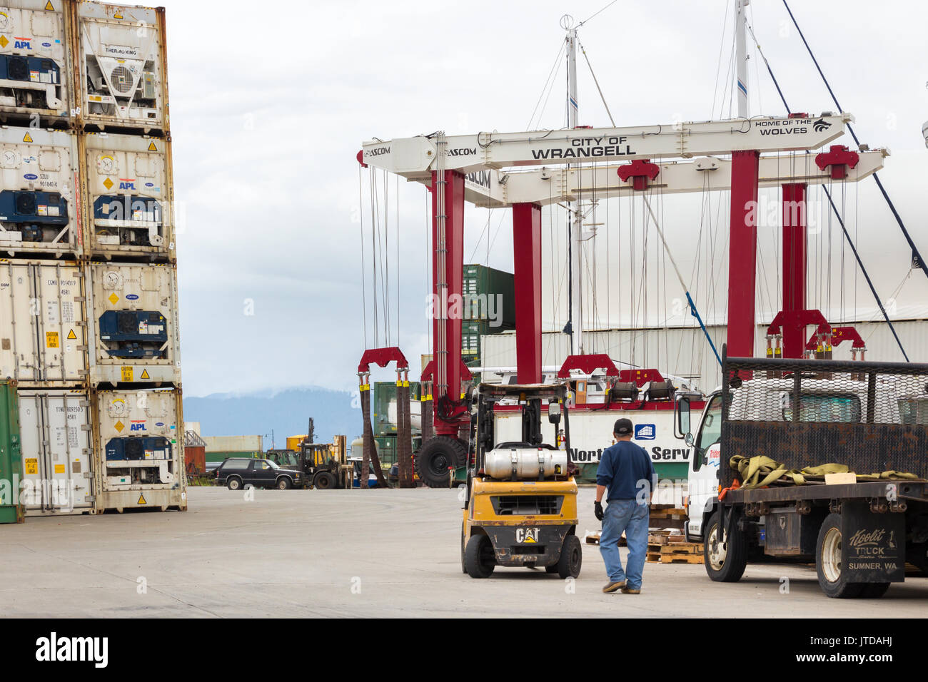 Wrangell, Alaska - USA - Juli 24, 2017: Ascom Hafenkran in einem Container in Wrangell, Alaska. Stockfoto
