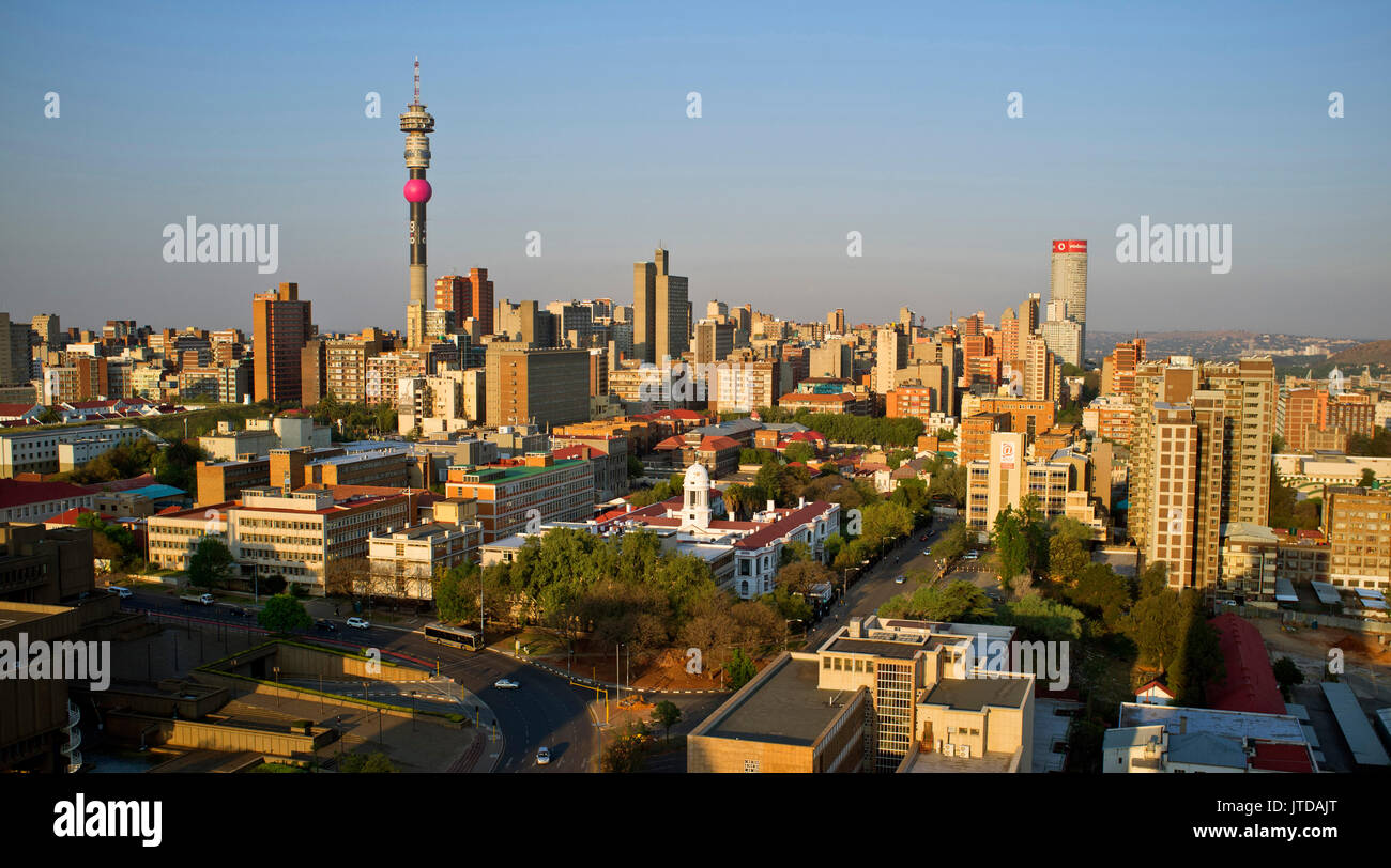 Skyline von Johannesburg über Hillbrow und die Telkom Turm auf der linken Seite und Ponte Apartments. Stockfoto