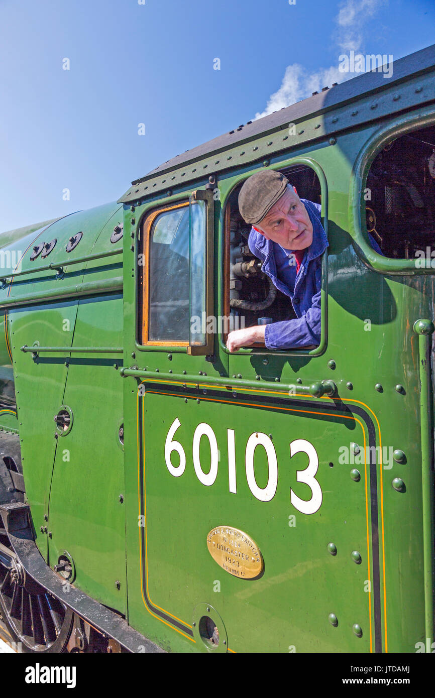 Fahrer Richard Jones kehrt sorgfältig ex-LNER Lok Nr. 60103 "Flying Scotsman" in Bishops Lydeard Station, West Somerset Railway, England, Großbritannien Stockfoto