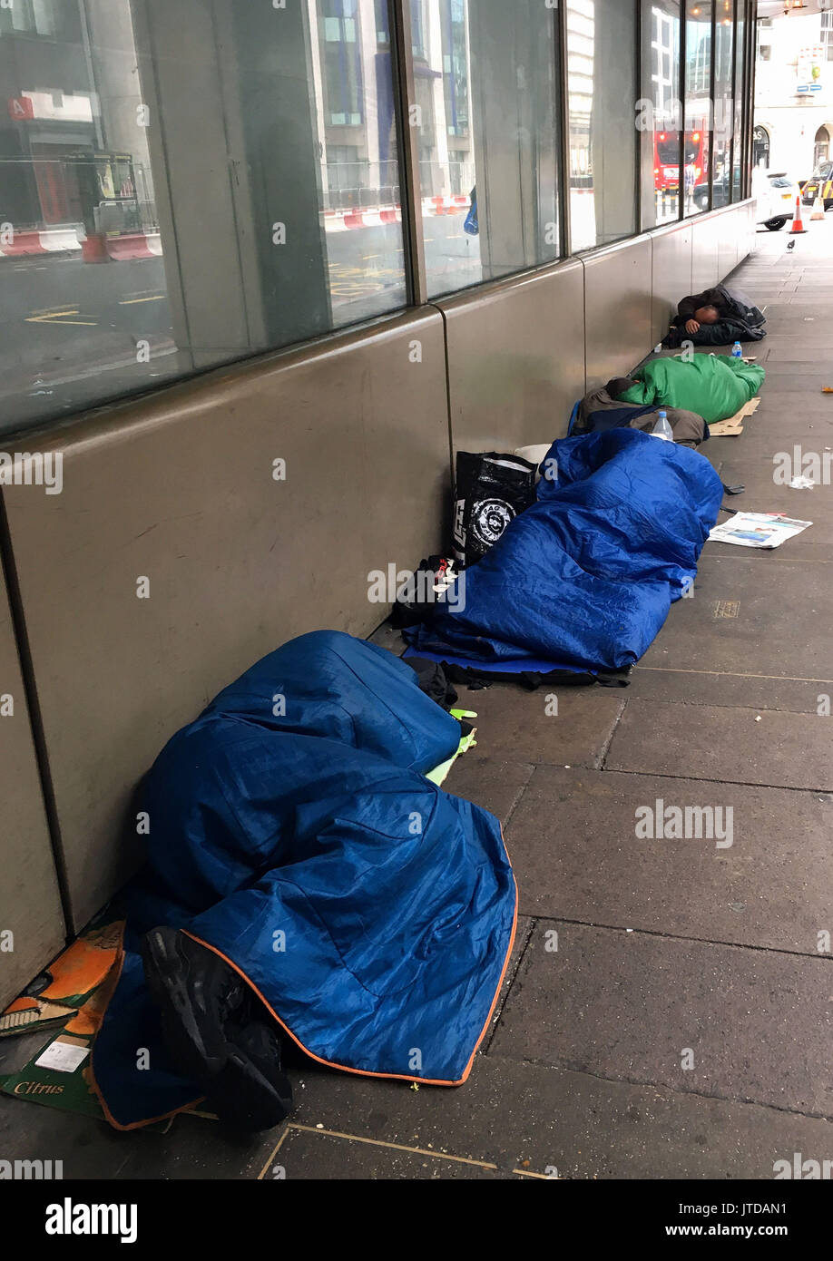 Obdachlose Menschen schlafen rauh in Victoria, London, da der raue Schlaf in ganz Großbritannien im Laufe des nächsten Jahrzehnts um drei Viertel (76 %) ansteigen wird, hat eine nationale Wohltätigkeitsorganisation für Obdachlose gewarnt. 22/07/17 Stockfoto