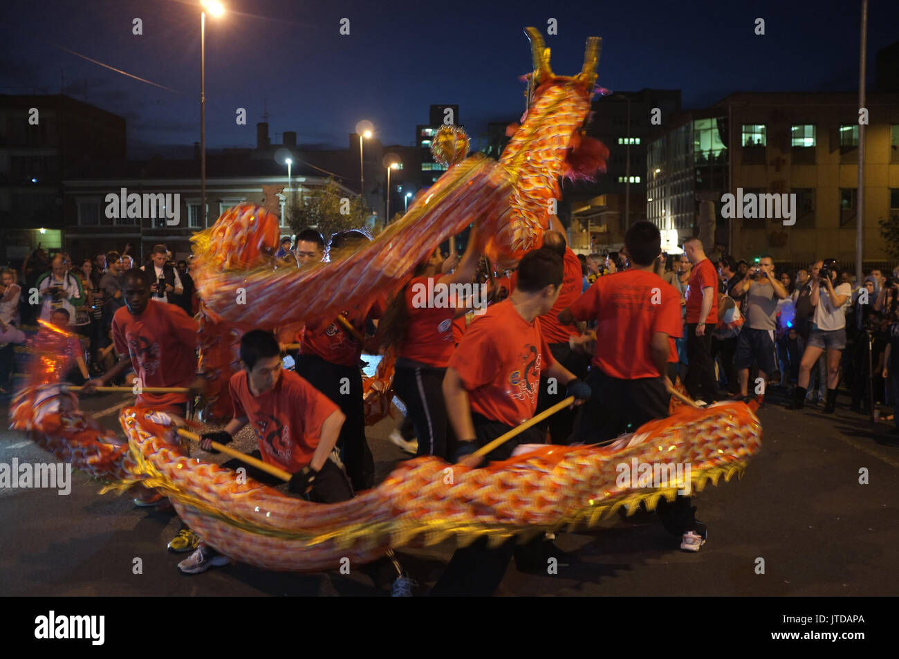 Tänzerinnen und Tänzer der Öffentlichkeit in Kommissar Street, Johannesburg unterhalten am Chinesischen Neujahrsfest 2013 Stockfoto