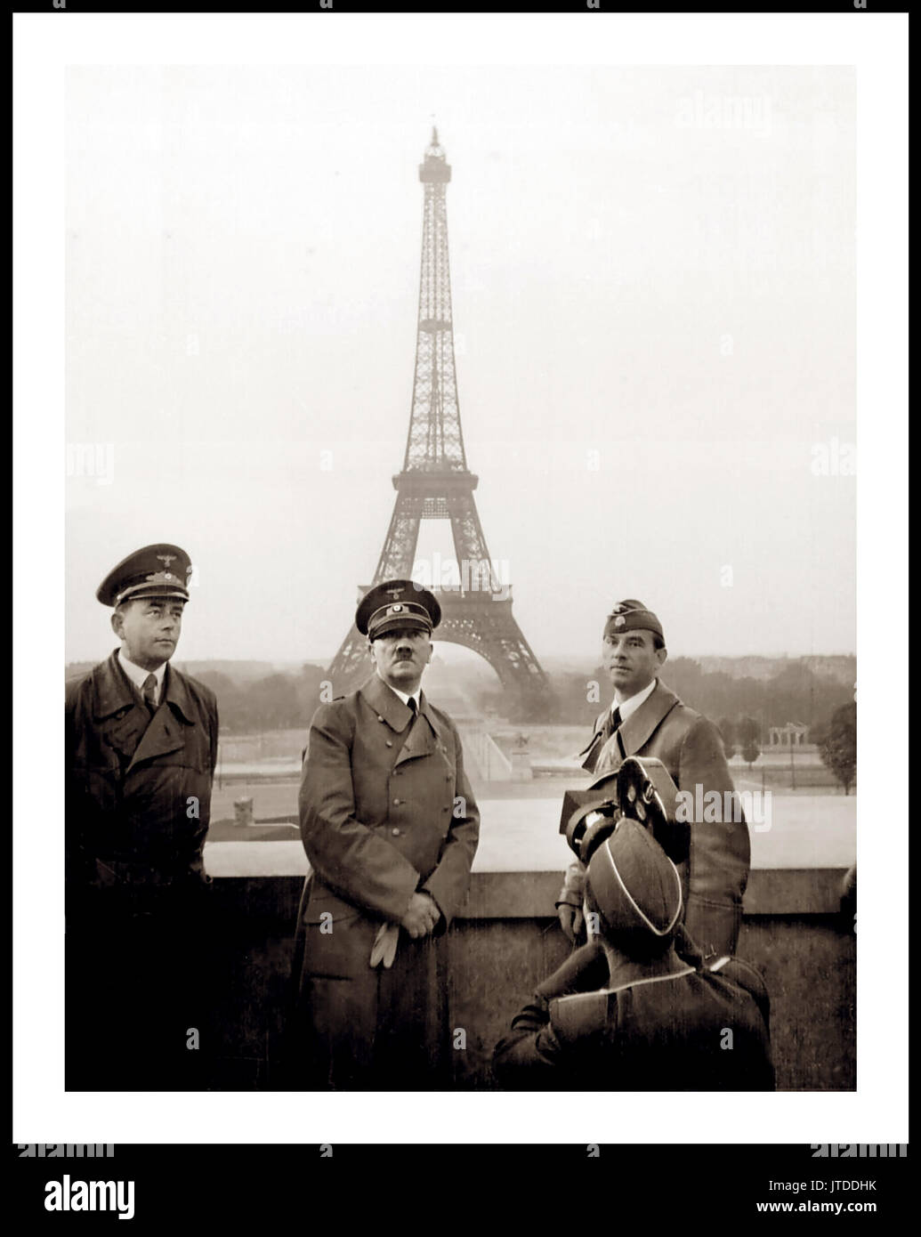 ADOLF HITLER PARIS BESETZUNG PROPAGANDA Adolf Hitler posieren für NS-Propaganda Filmmaterial mit Albert Speer auf der Linken, und Bildhauer Arno Breker auf der rechten Seite 23. Juni 1940, mit dem Eiffelturm im Hintergrund nach dem nationalsozialistischen Deutschland Besetzung von Paris Frankreich Stockfoto