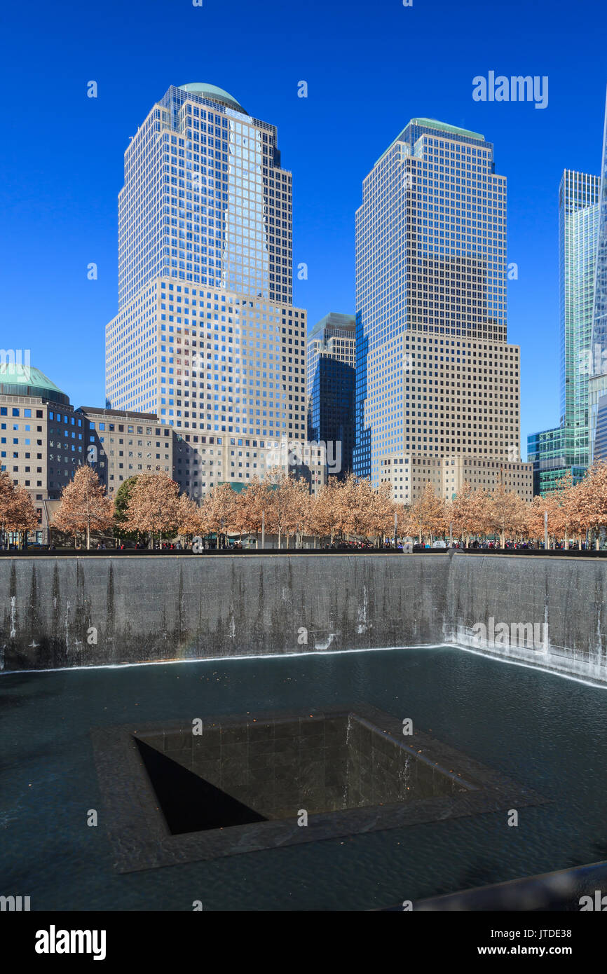 Der Blick über die 9/11 Gedenkstätte auf Zwei und Drei World Financial Center in New York City. Stockfoto
