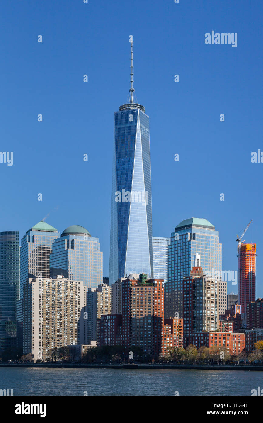 Die Lower Manhattan Skyline von New York City. Das One World Trade Center dominiert die Skyline hinter 2 und 3 World Financial Center. Stockfoto