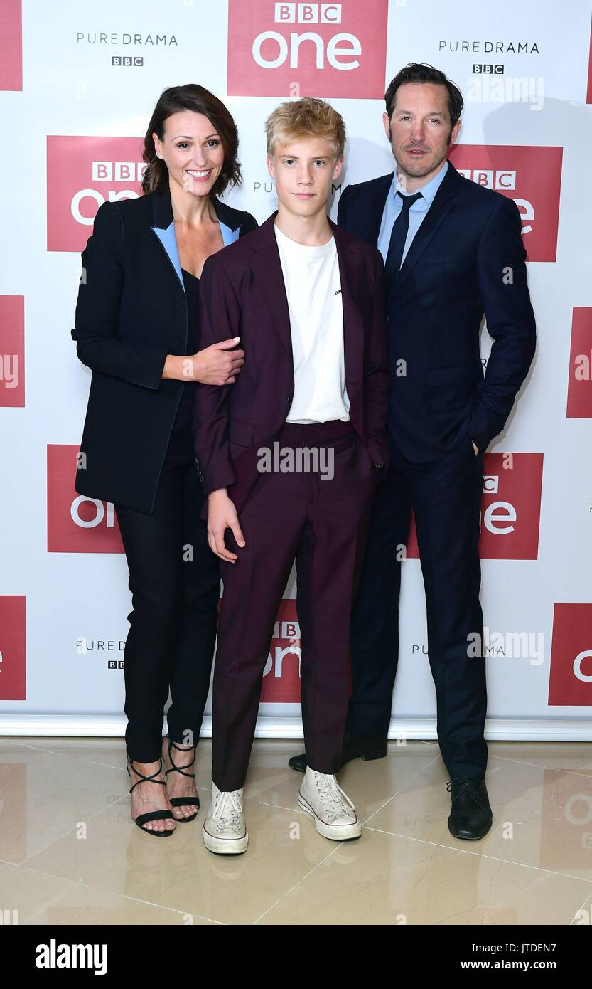 (Nach rechts) Suranne Jones, Tom Taylor und Bertie Carvel links für den Doktor Foster Reihe zwei Fotoshooting im Mayfair Hotel in London eintreffen. Stockfoto