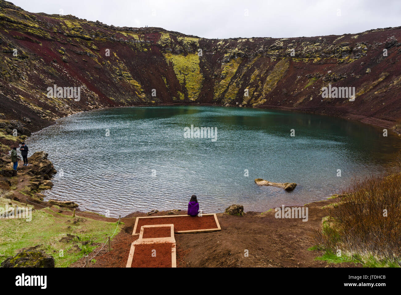 Kerið ist ein Vulkankrater See im Bereich Grímsnes im Süden Islands befindet sich auf der beliebten touristischen Route wie der Golden Circle bekannt. Stockfoto