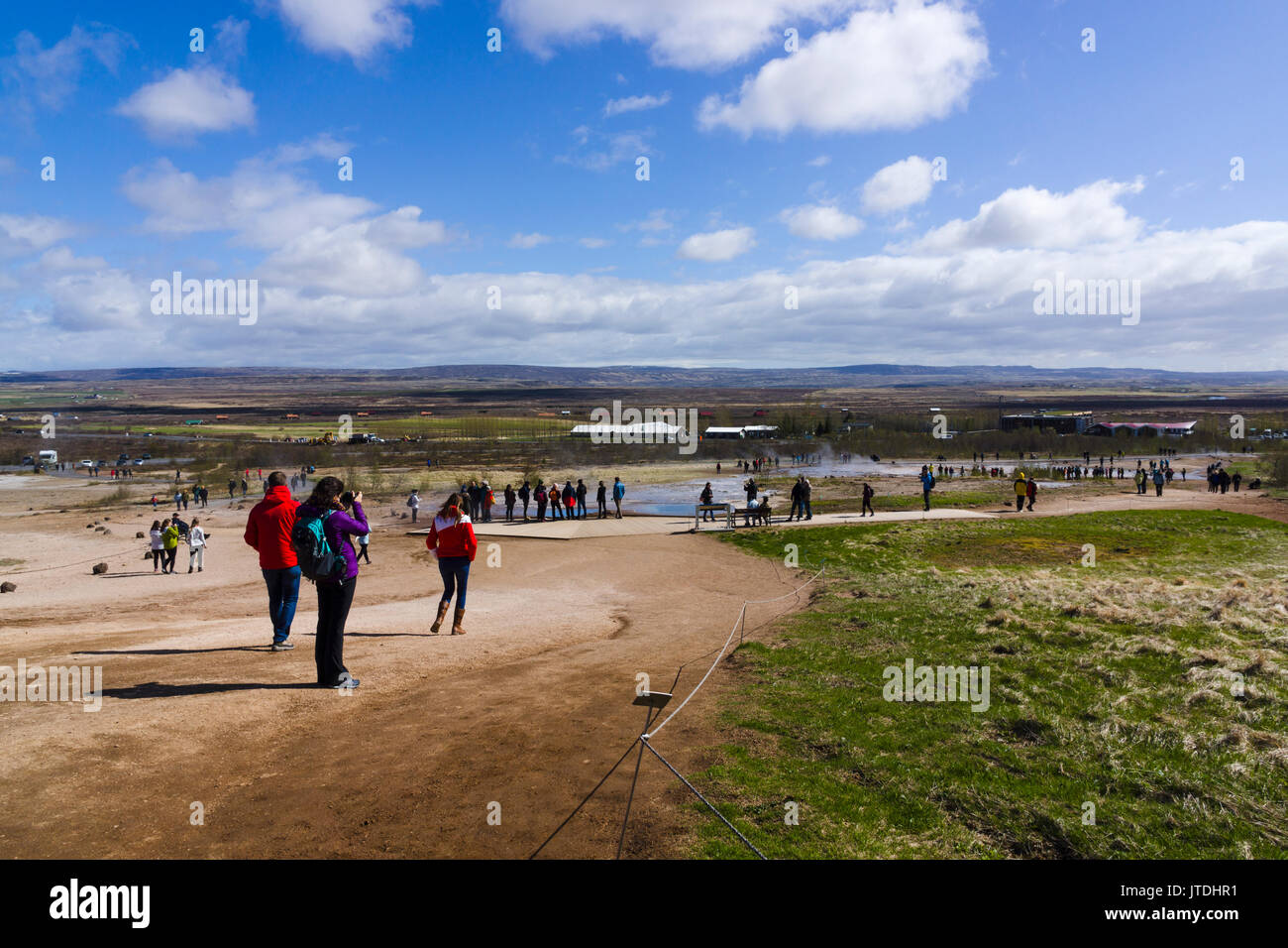 Touristen im Geysir geothermische Gebiet, Island Stockfoto