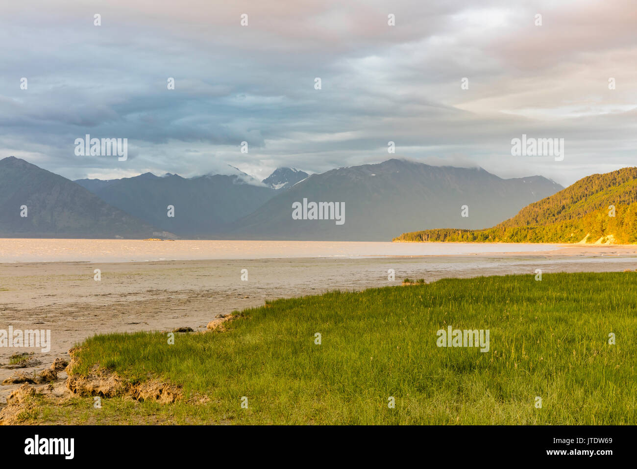 Warm und kühlen Abend licht dieses malerischen Blick auf die Chugach Berge und Turnagain Arm von Hoffnung in Southcentral Alaska verbessern. Stockfoto