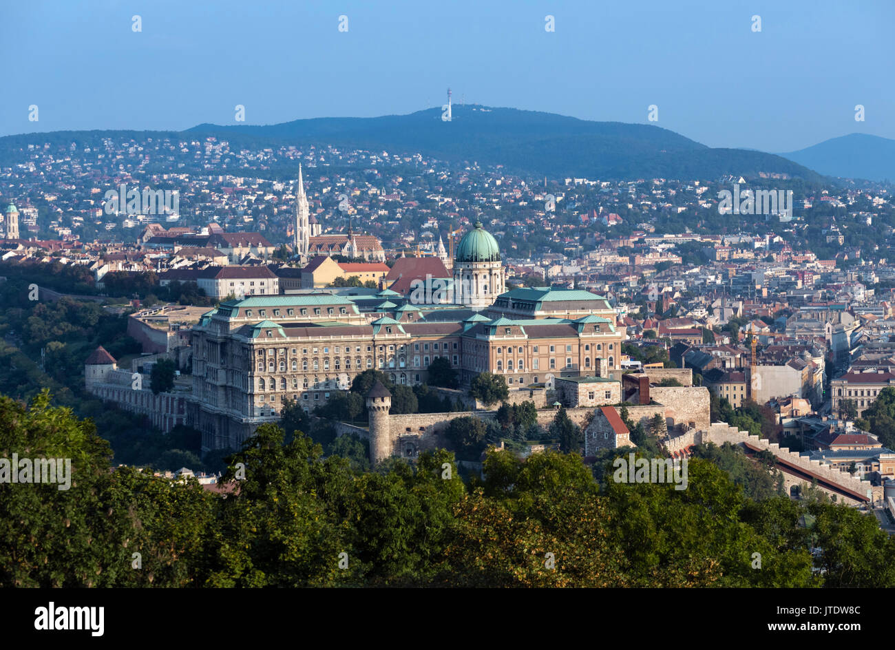 Burg von Buda. Blick vom Gellertberg der Königlichen Palast und Schloss Berg am frühen Morgen, Budapest, Ungarn Stockfoto