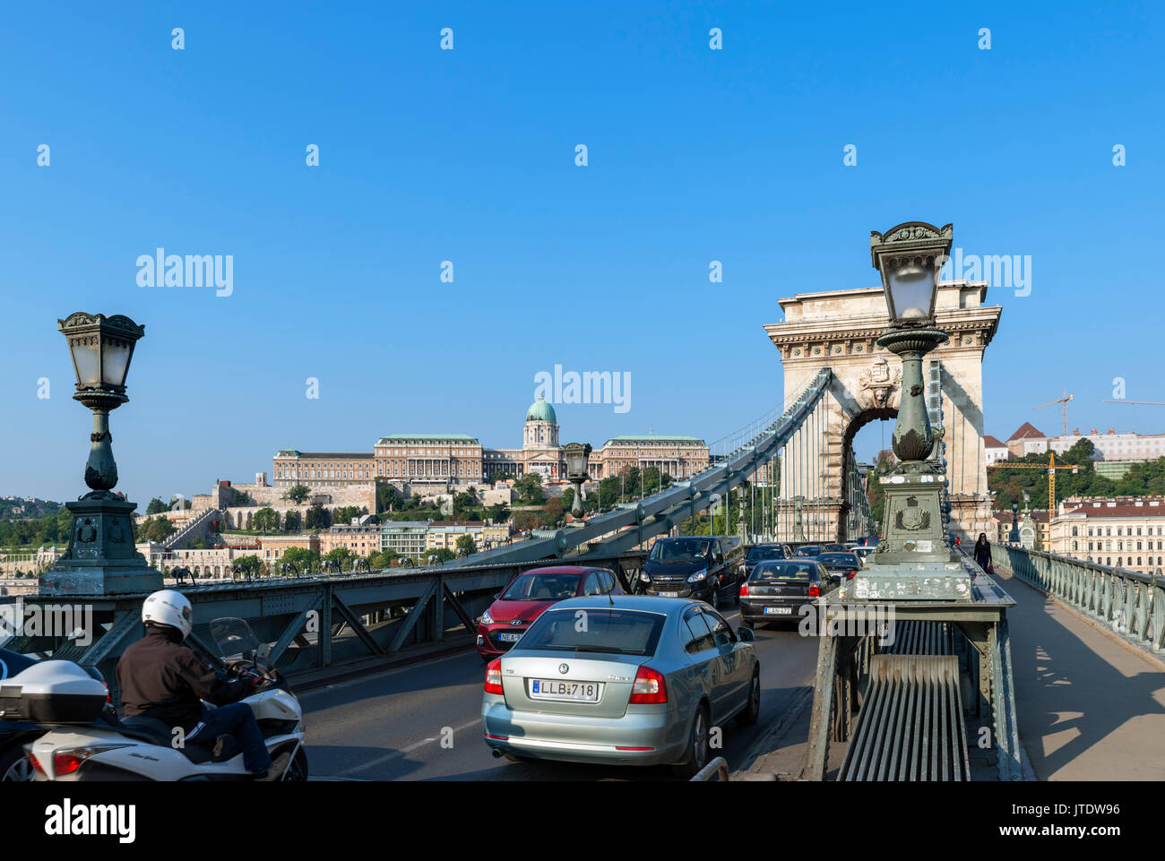 Széchenyi Kettenbrücke (Széchenyi Lánchíd) über die Donau in Richtung Buda und dem Königlichen Palast, Budapest, Ungarn Stockfoto