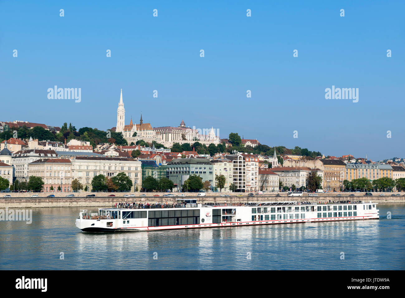 Viking River Cruises Schiff auf der Donau mit Matthiaskirche und Fischerbastei auf dem Burgberg hinter, Budapest, Ungarn Stockfoto