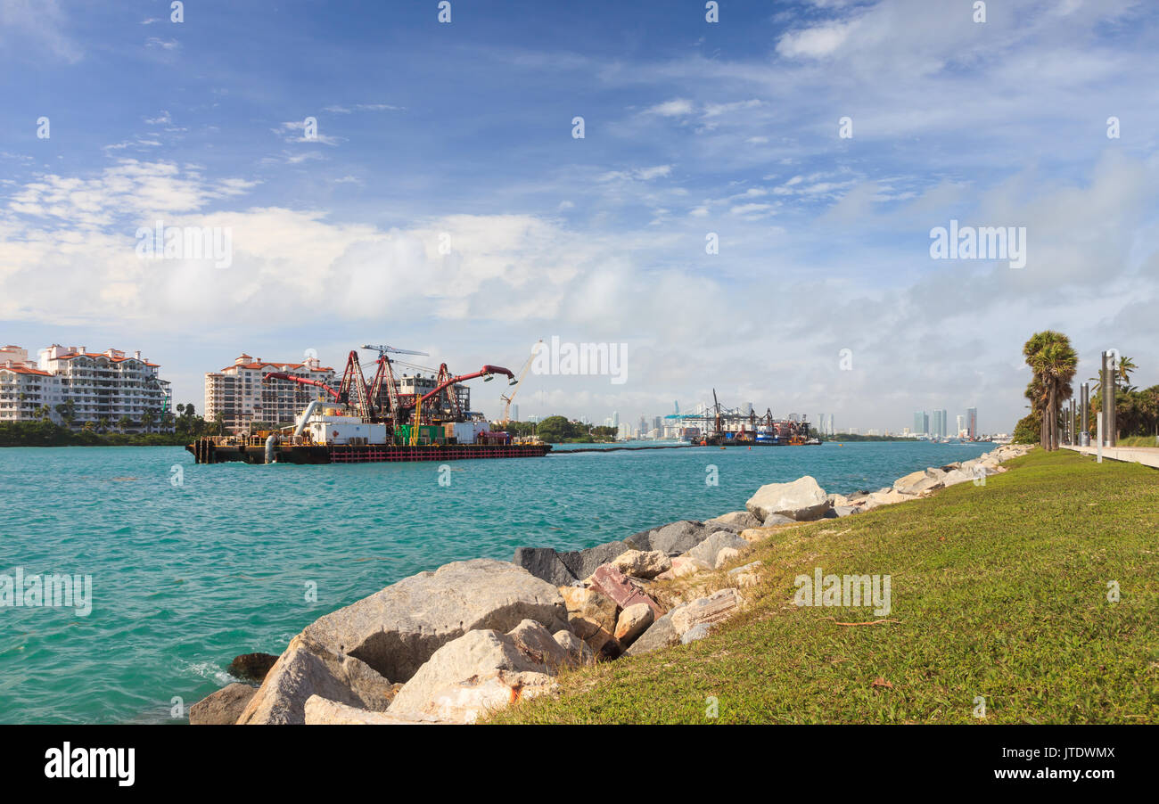 Der Blick vom South Pointe Park über Government Schnitt auf die Downtown Miami Skyline in Florida, Vereinigte Staaten von Amerika. Stockfoto