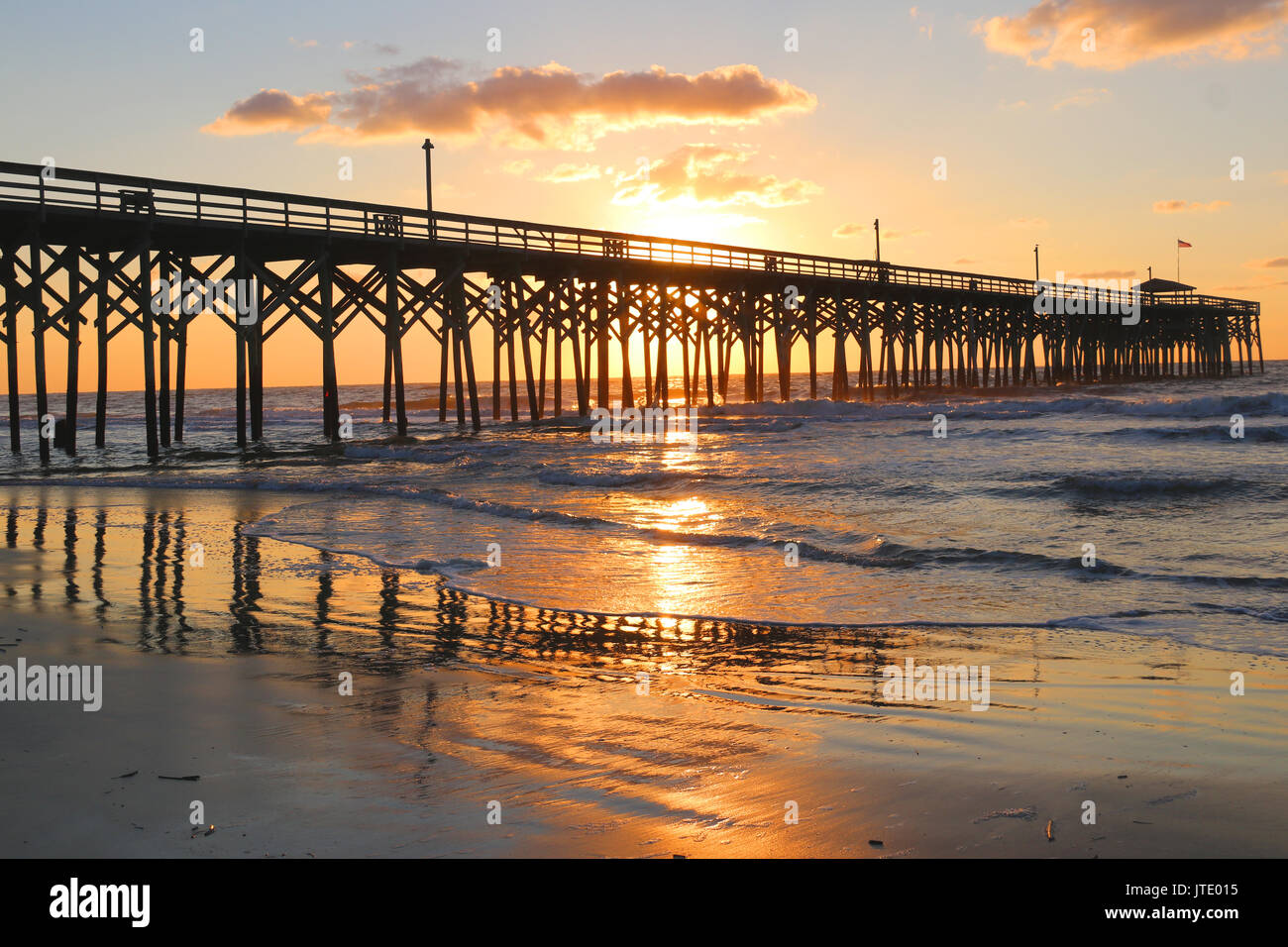 Sonnenaufgang an einem Südcarolina Atlantikküste, Myrtle Beach, USA. Landschaft mit der Reflexion der Sonne im flachen Wasser auf der Vorder- und Stockfoto