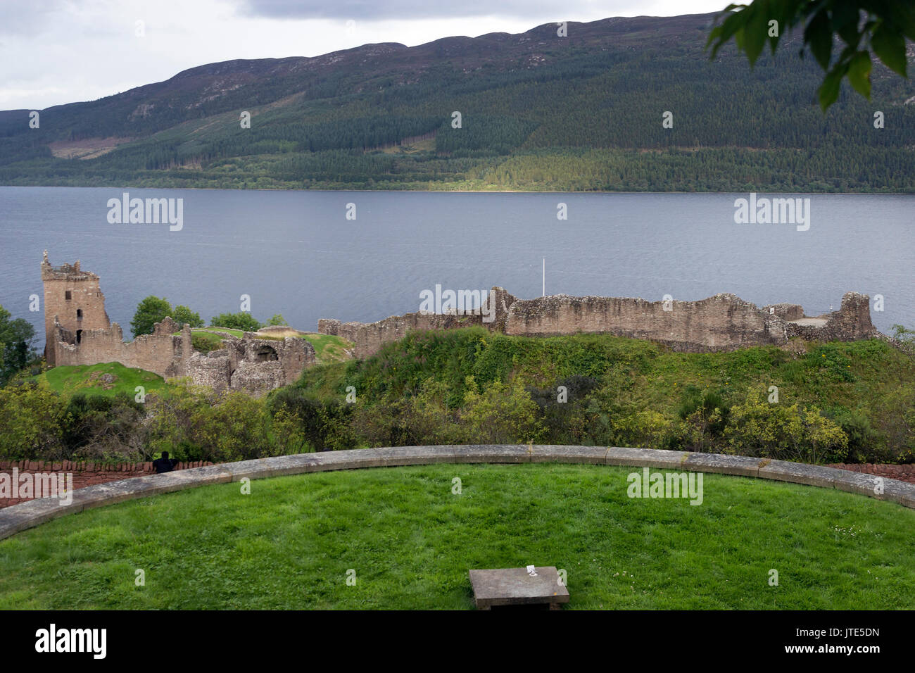 Schottland, Highlands, Urquhart Castle, Drumnadrochit, Loch Ness, Grün, Lichtstrahl am Berghang, Berggipfel, schottische Landschaft, Blue Waters Stockfoto