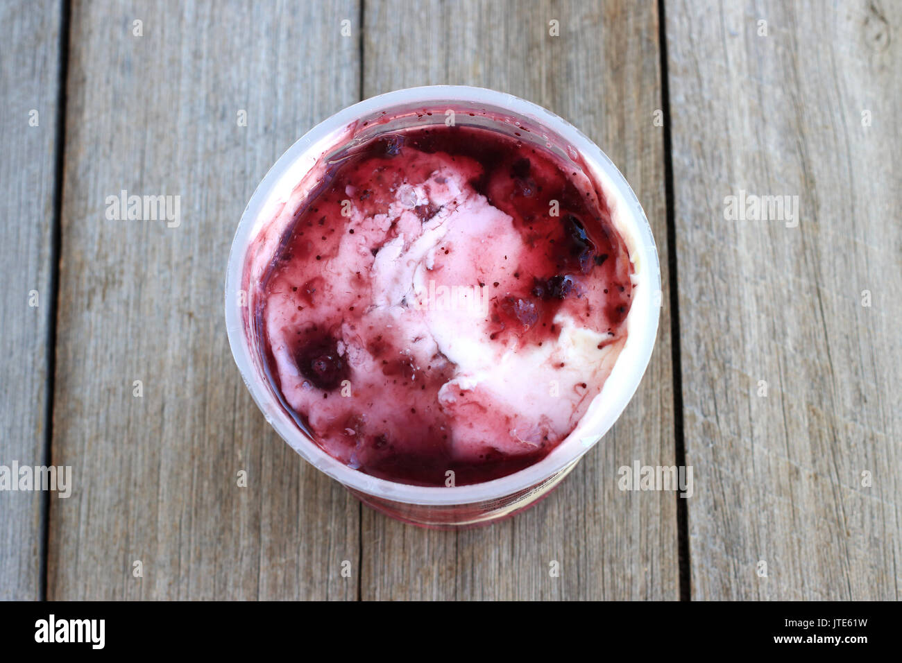 Berry aromatisierter Joghurt gegen Holz- Hintergrund Stockfoto