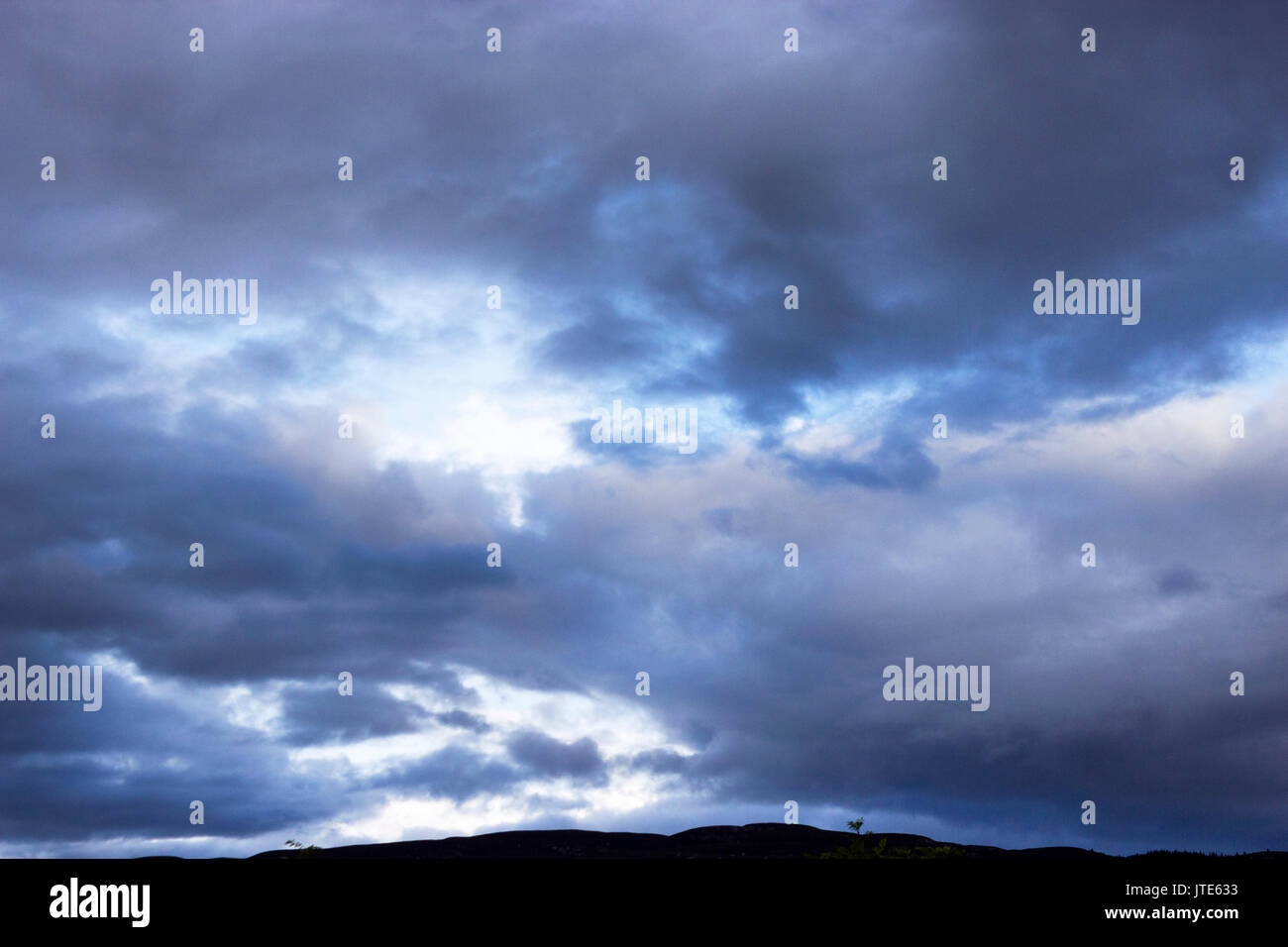 Blauer Himmel, Bewölkt, Bewölkt, Wetter, Klima, Atmosphäre, Kontur, Silhouette, Schatten, Kontrast, Abstrakte, Dramatische Skyline Stockfoto