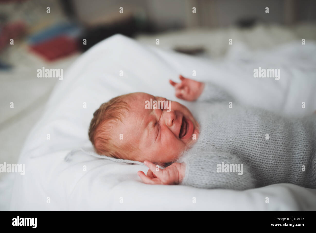 Süßes neugeborenes Baby schreien Stockfoto