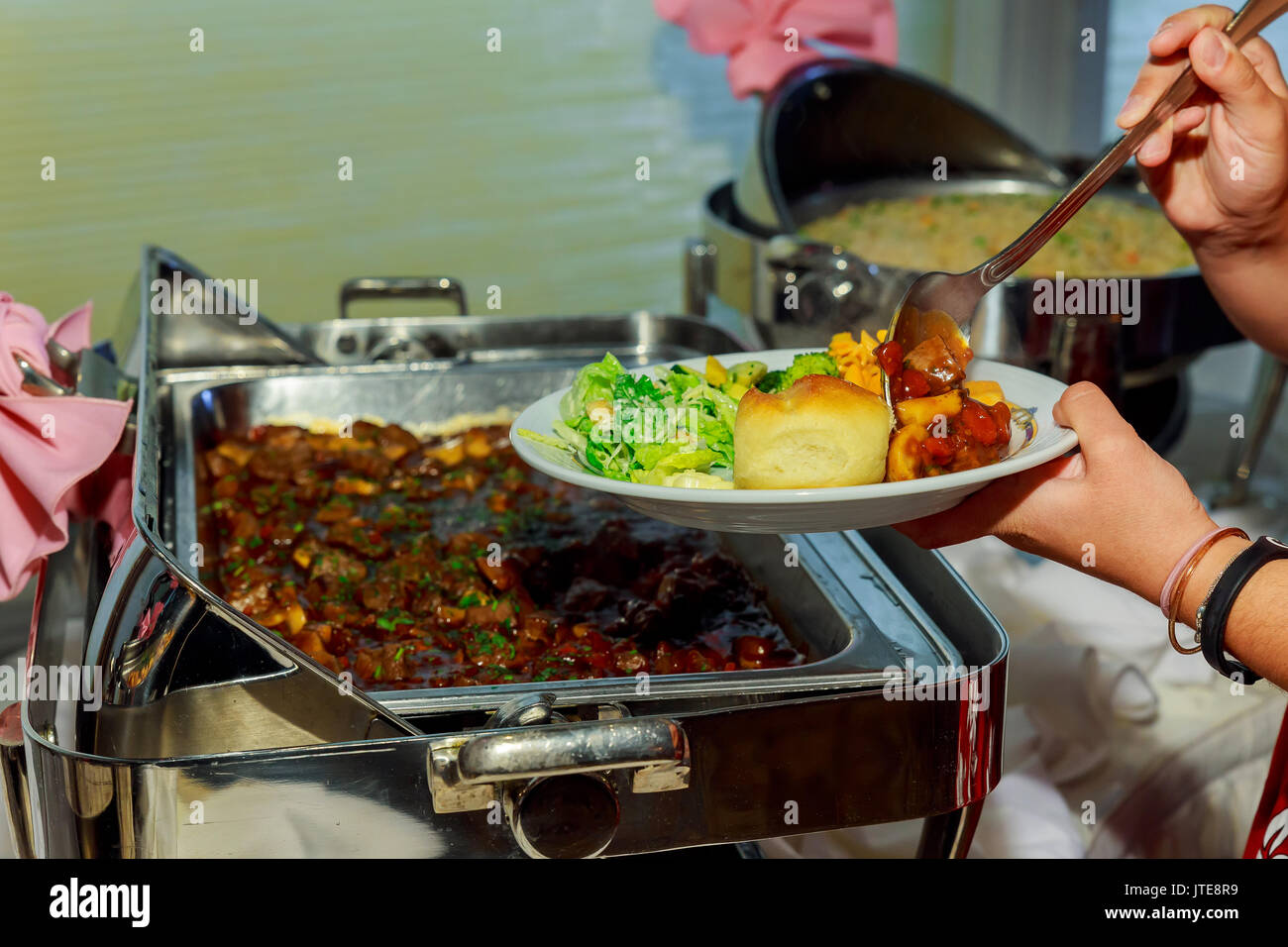 Koch ist, Gnocchi mit Fleisch in Platten, Restaurant Gäste Stockfoto