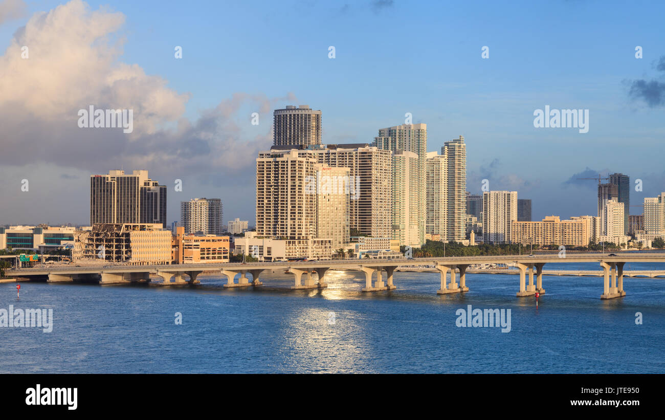 Blick über die Biscayne Bay bis zur Edgewater Waterfront in Miami, Florida, USA. Stockfoto