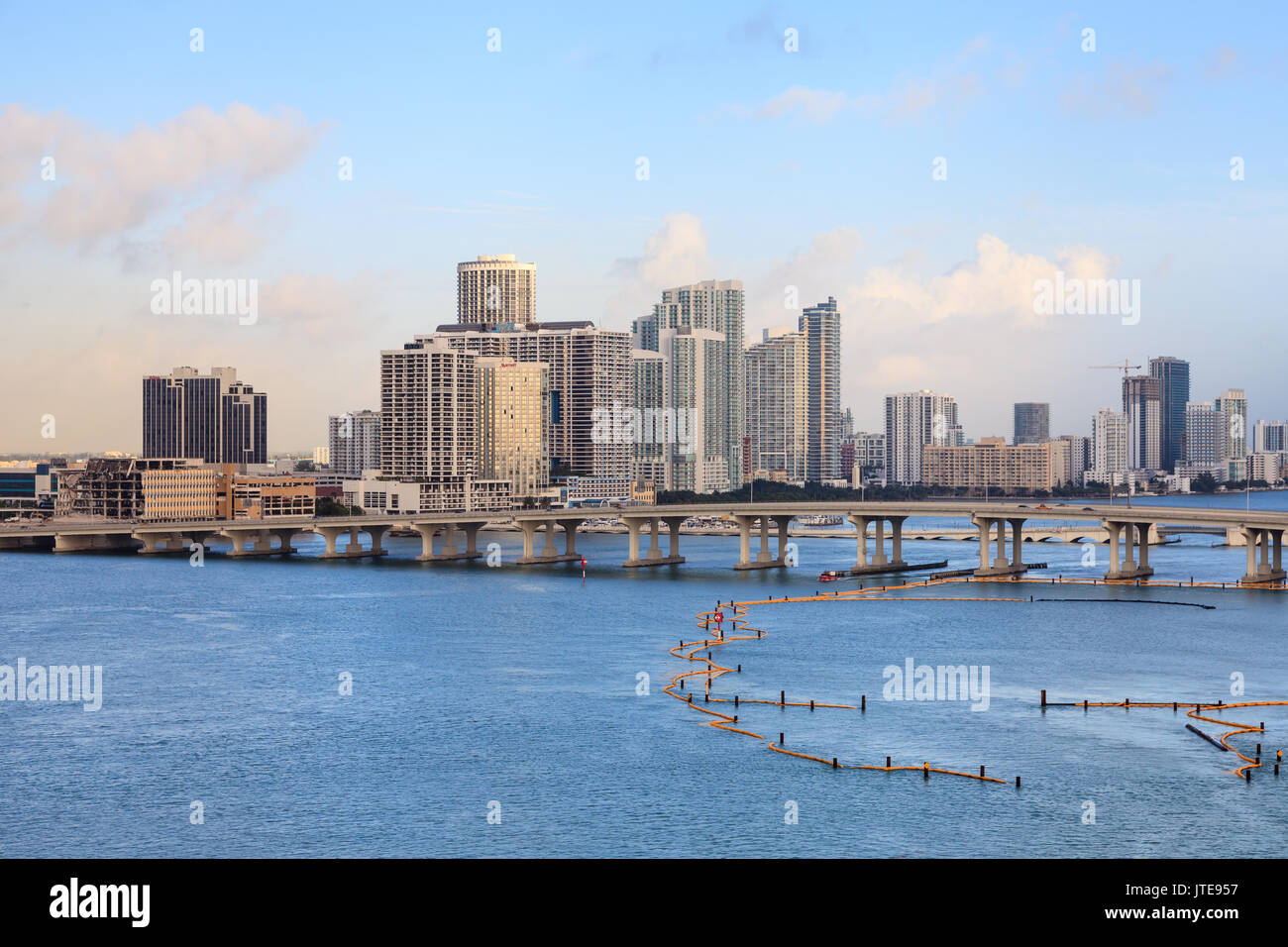 Ein Blick auf die Biscayne Bay im Edgewater Waterfront in Miami, Florida. Stockfoto