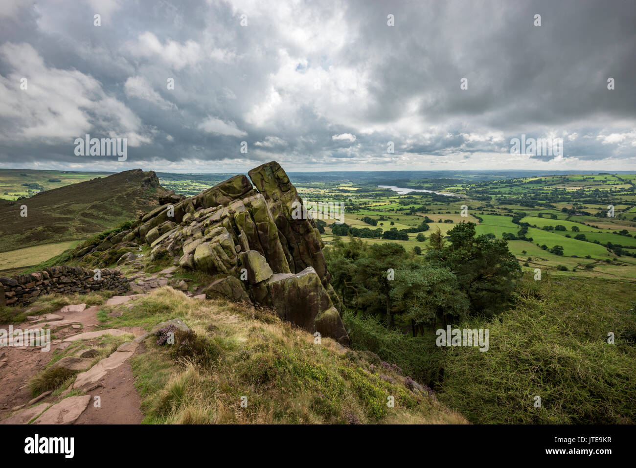 Dramatische Landschaft an der Kakerlaken im Peak District. Gritstone Böschung mit weit reichenden Blick über die Staffordshire Landschaft. Stockfoto