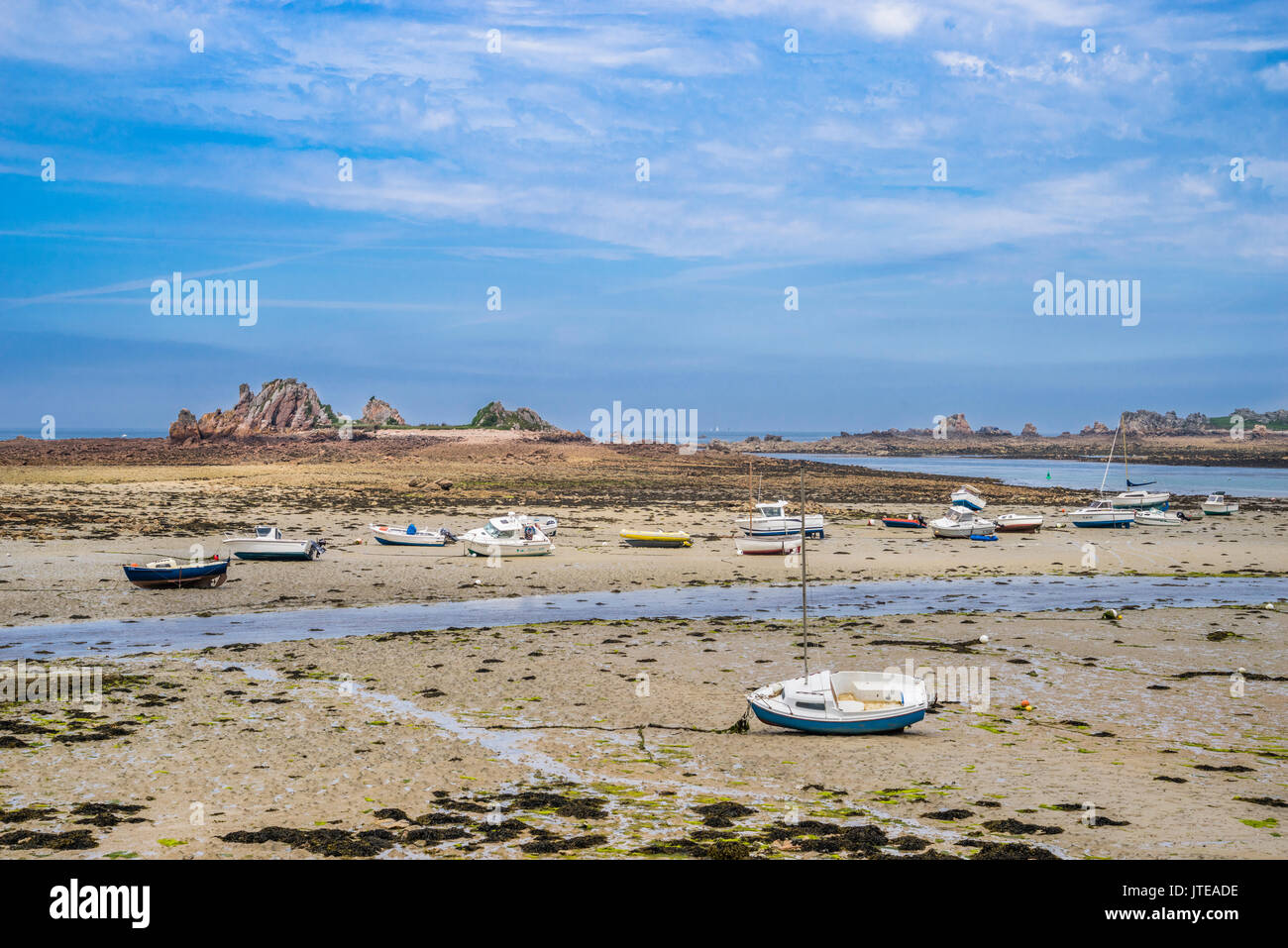 Frankreich, Bretagne, Côtes-d'Armor, Port de Buguélès Lézernan, bei Ebbe, Côte de Granit Rose, rosa Granit Küste Stockfoto