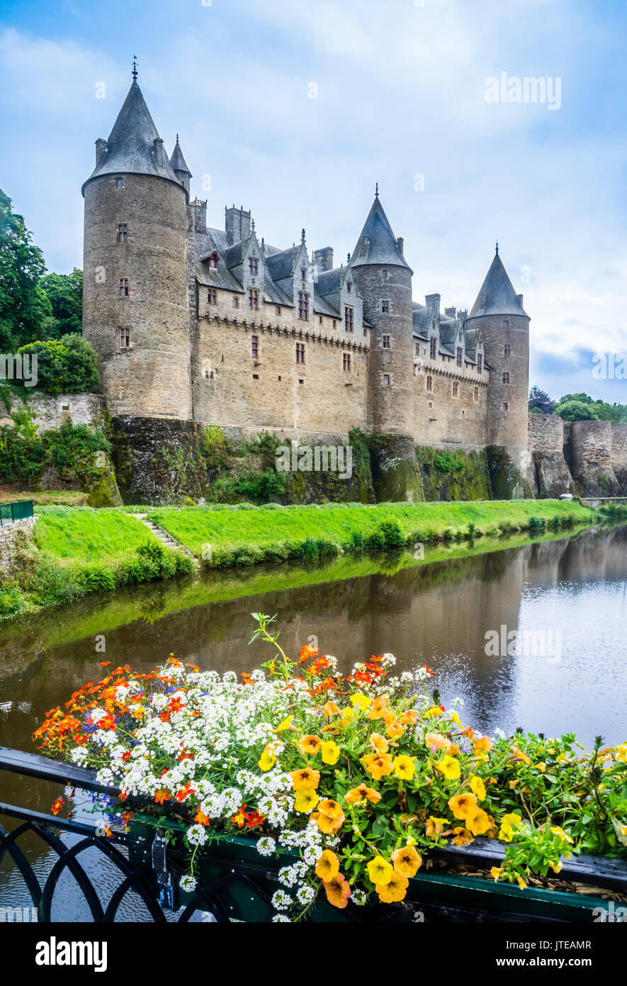 Frankreich Bretagne Morbihan Blick Auf Jossilin Schloss Schloss Von Josselin Uber Den Fluss Oust Stockfotografie Alamy