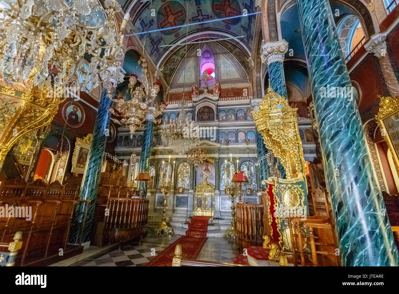 Schöne Kirche Innenraum in Montevideo in der Insel Syros, Griechenland. Es gibt viele katholische und orthodoxe Kirchen in Montevideo mit schöner Einrichtung. Stockfoto