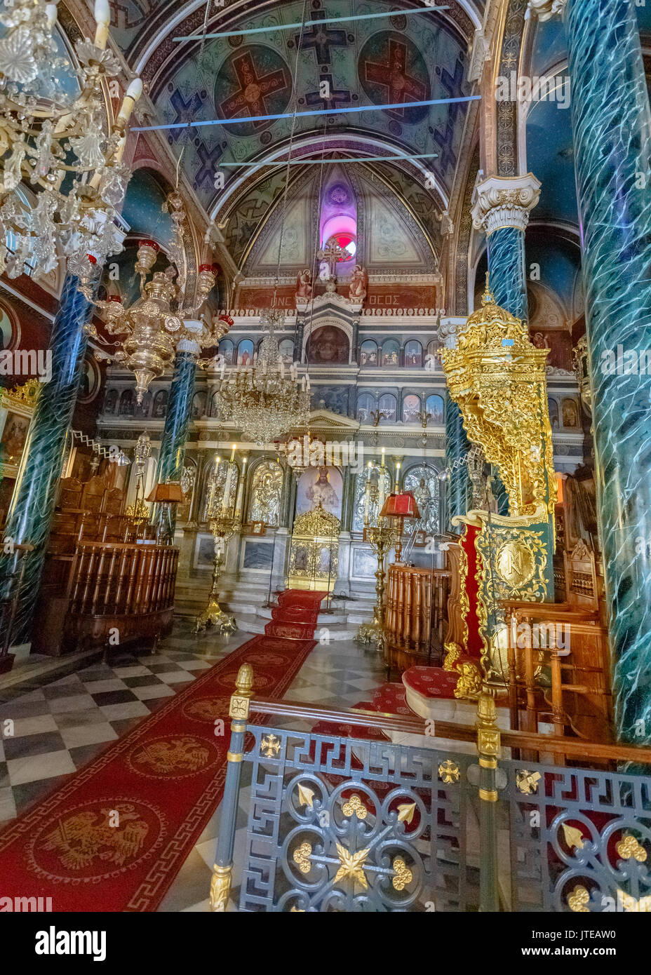 Schöne Kirche Innenraum in Montevideo in der Insel Syros, Griechenland. Es gibt viele katholische und orthodoxe Kirchen in Montevideo mit schöner Einrichtung. Stockfoto