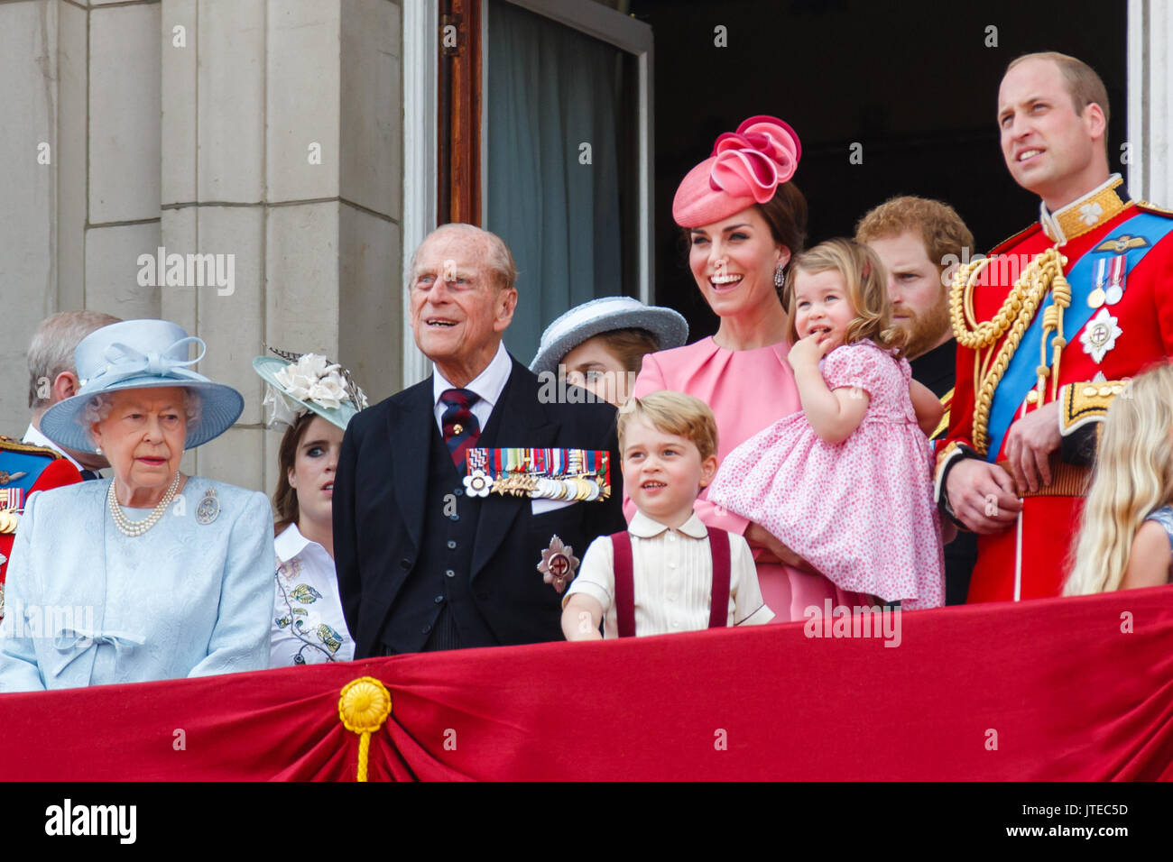 Die britische Königsfamilie Erscheinen auf dem Balkon des Buckingham Palace, London, die für die traditionellen Fliegen Vergangenheit, nach der die Farbe Zeremonie Stockfoto