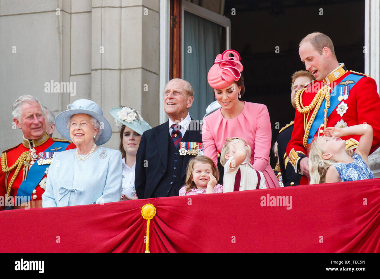 Die britische Königsfamilie Erscheinen auf dem Balkon des Buckingham Palace, London, die für die traditionellen Fliegen Vergangenheit, nach der die Farbe Zeremonie Stockfoto