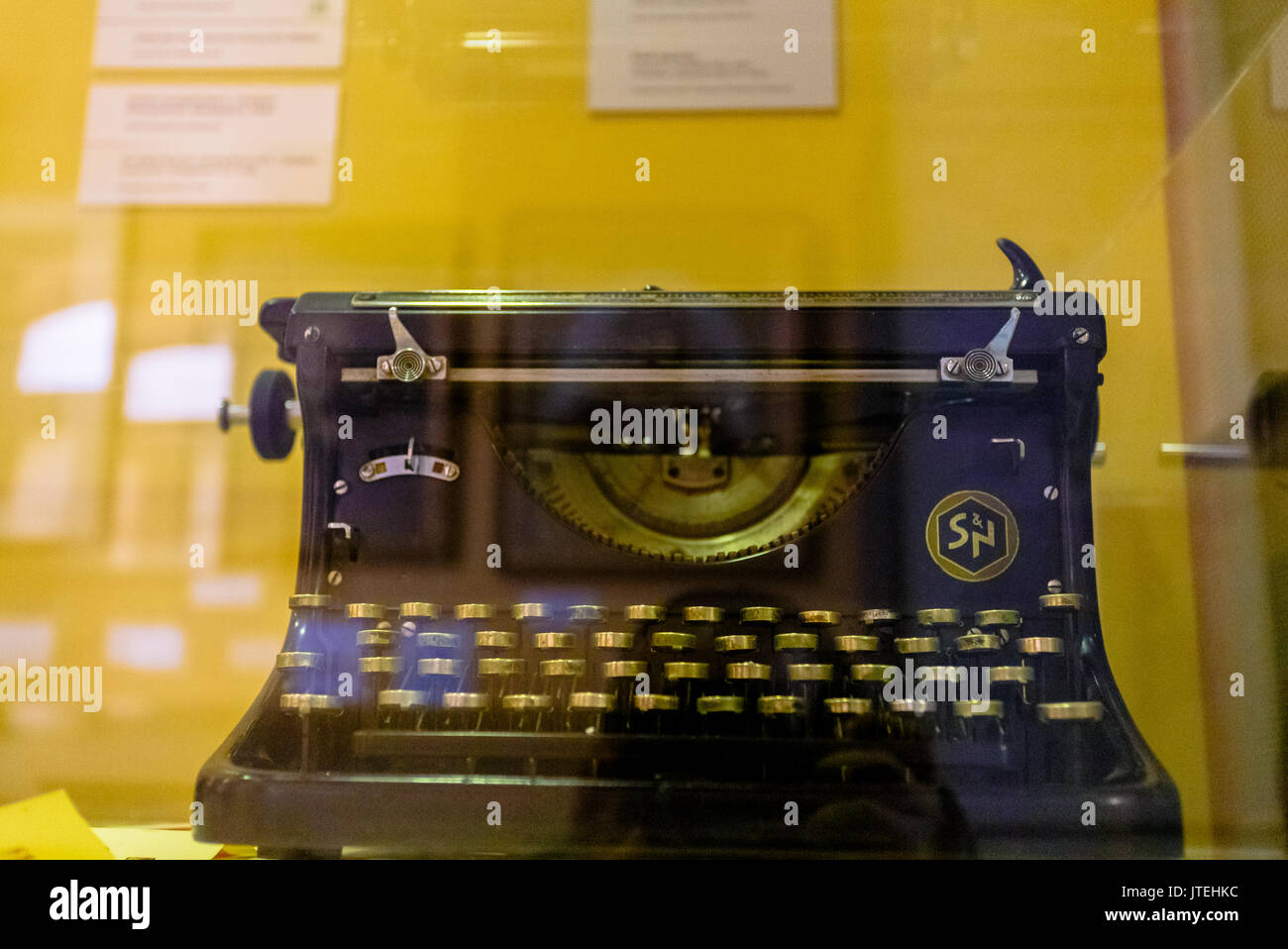 Vintage Schreibmaschine in Industrial Museum von Ermoupolis, in der Insel Syros, Griechenland. Dieses Museum zeigt die industrielle und wirtschaftliche Entwicklung von Syros Stockfoto