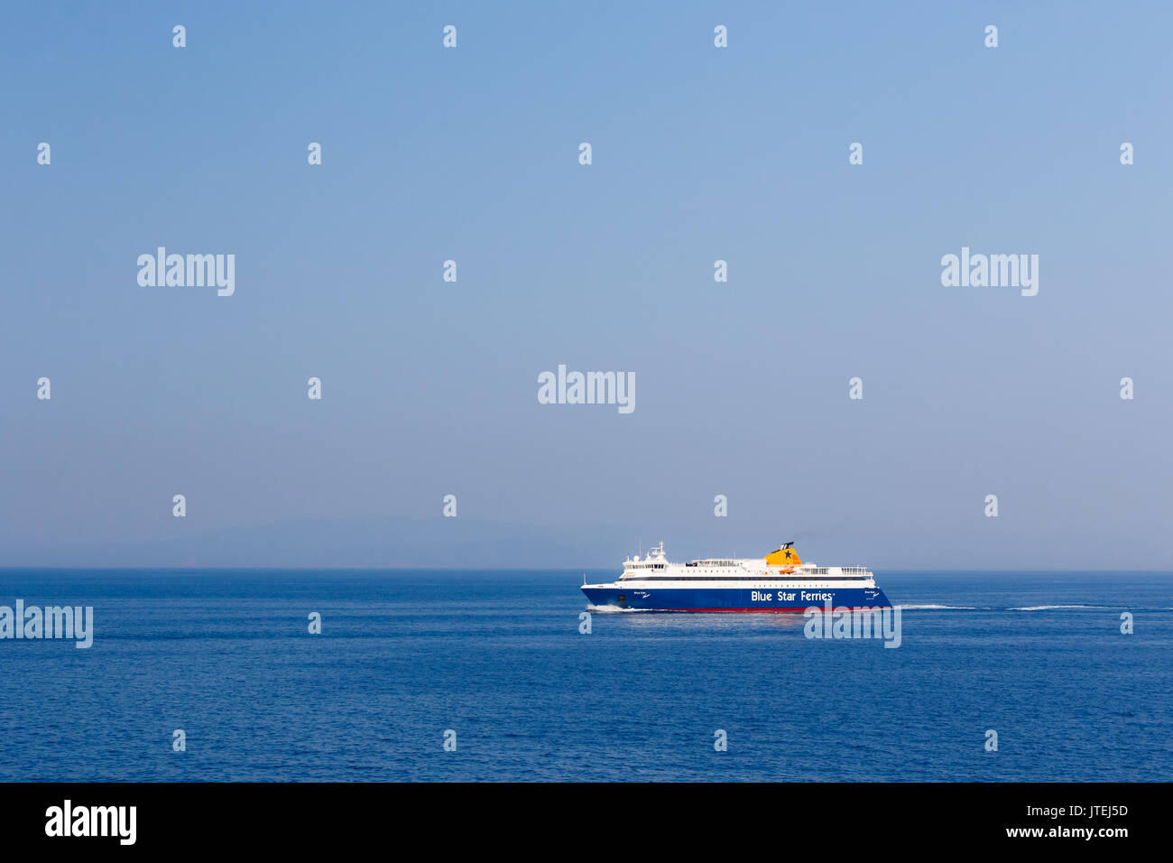 Blue Star Fähre, Kreuzfahrt auf ruhiges Meer vor blauem Himmel Stockfoto